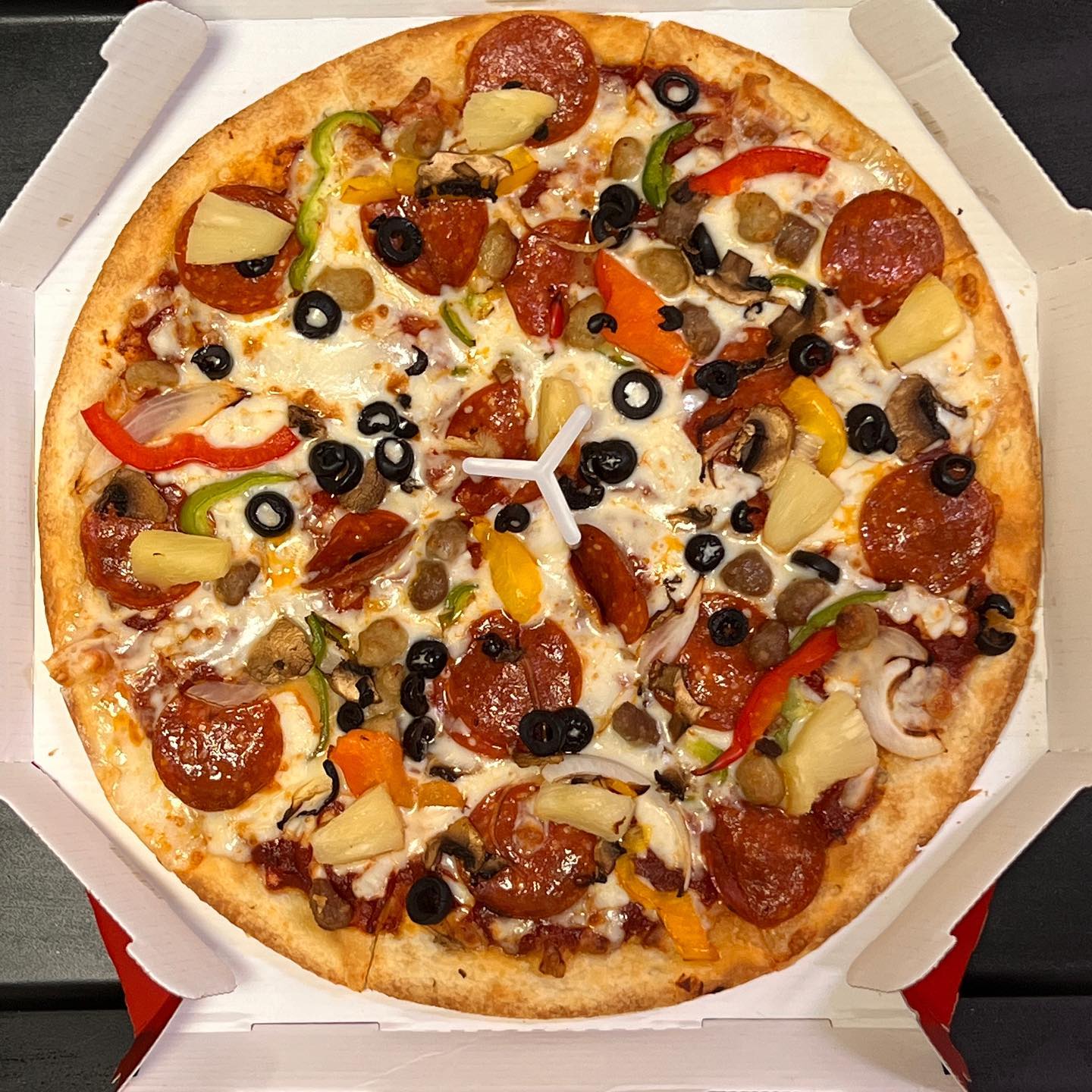 #메가씬크런치 #더블씬케미콤보 #피자헛
.
오랜만에 배달시켜먹은 핏자🍕
메가크런치다 ㅎㅎ 완전 얇은 빠삭한 씬도우에 더블이라 도우 두겹에 치즈가 들어간다!
맛있는거에 맛있는거는 당연 더 맛있는거!
익힌 파인애플 극호인 나는 파인애플 추가옵션 선택 가주시고~🍍
콤보피자라 여러가지 토핑이 조화롭게 잘 들어가있당
씬피자라 그런지 토마토소스도 낭낭하게 발라져있어 먹는내내 밀가루맛에 질리지않는 그런 피자였다 ㅋㅋ
확실히 예전엔 엣지까지 꽉찬 피자를 좋아했었는데 지금은 씬도우 많이 찾게되는거같다
피자헛 메가크런치 정말맛있는듯👀
다음엔 다른 맛으로 골라보도록..!
.
.
.
#피자 #피자리아 #piazza #피자추천 #씬피자 #피자맛집 #저메추
