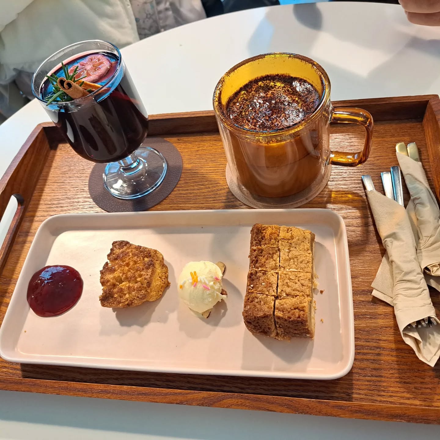 #협찬

대전 도안동 카페 마일드브루어스!
아늑하고 차분한 분위기에서 맛있는 음료와 디저트 즐기며
편안하게 놀다왔어요.
커피맛집이 여기 있었네요!

#대전도안동카페#도안동카페추천 #대전커피맛집