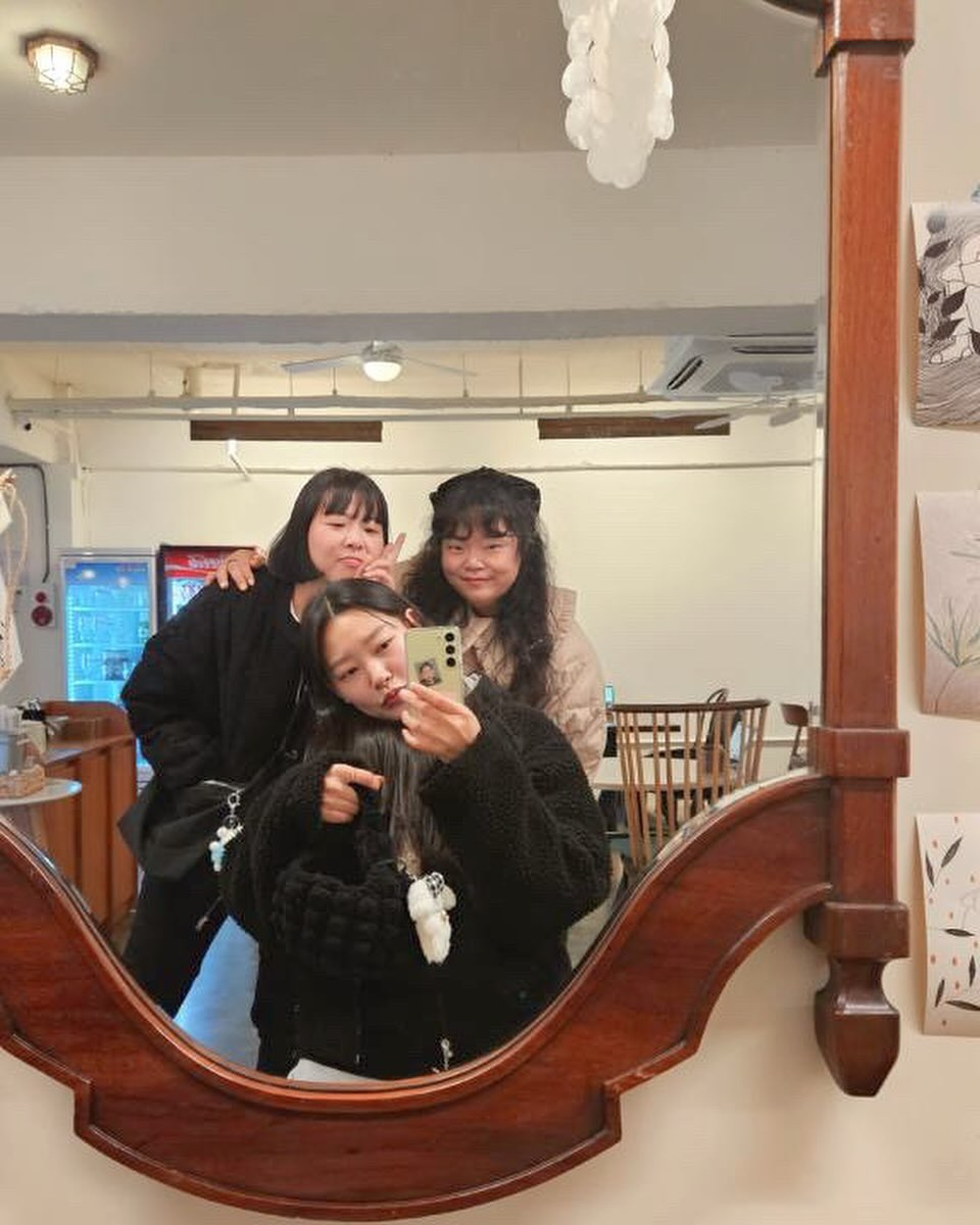 #주말

주말엔‎ﻭ 
나 이러고 놀았는데
다 동생들인데
나 또래같아 보이나요?̊̈ 🤣

#주말일상 #브런치 #인생네컷