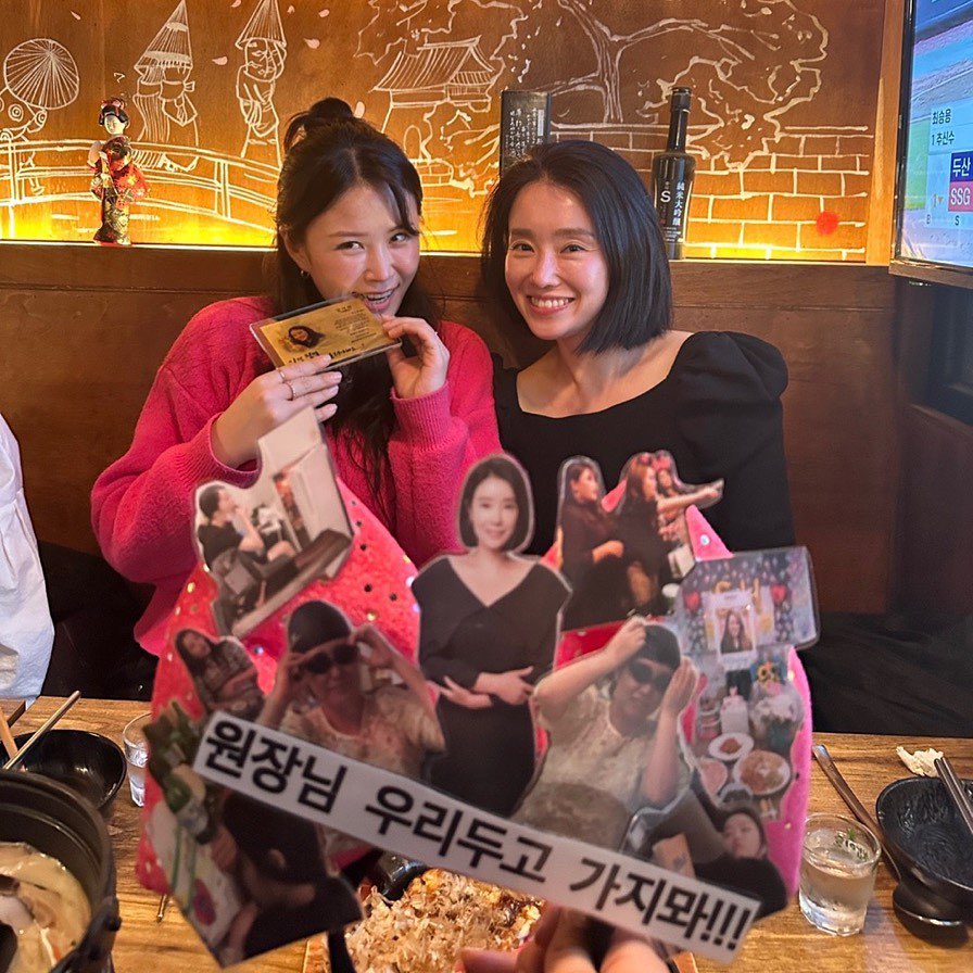 우당탕탕 
때론 언니같고👱🏻‍♀️,도덕선생님같고👩‍🏫
할머니같고,👵🏻
밖에선 언니라고 안부르면 혼나고
엄마보다 더 잔소리 많이 해주신,

색깔이 참 달랐지만 참 같았던
소주 취향도 달라서 따로시켜먹던 우리
난 비계 원장님은 살코기를 좋아해서
또 궁합이 잘맞던

나의 인생 베프이자 
나의 최고의 직장상사님
7년동안 함께라 감사했고 행복했습니다
우꼬야ㅜ

(다시 돌아오시면 사진은 내릴게요ㅋ)