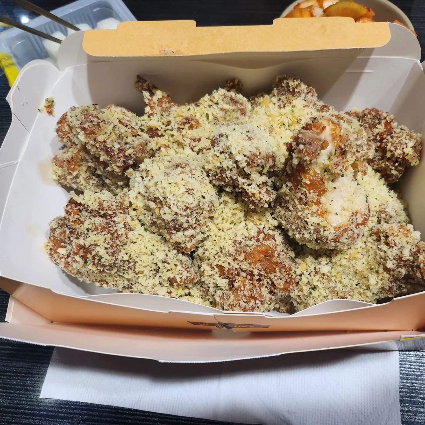 요즘  치킨을 너무 자주 먹는것 같아ㅜㅜ

#bhc마법클 
#bhc
#마법클치킨

왠지 익숙한 맛이 느껴지네...