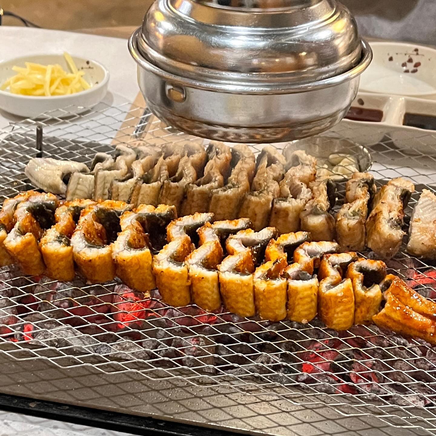 #월성동맛집 #월성동맛집 #월성장어 

대구월성동에 위치한 장어구이 맛집 “무신명품민물장어” 다녀왔어요!!

직접 구워주셔서 너무 편하고 좋았던 곳이었어요◡̈

소금구이 반, 양념 반 으로 먹었는데 직접 잘라주시고
2명 방문해서 그런가? 2인분으로 나눠주심😆

단체모임도 가능한 넓은 매장이었어요~

#월성동장어 #달서구맛집 찾으시는분들께 추천드려요!

✔️대물장어 순살 1000g ---- 89,000원
✔️대물장어 순살 500g ----- 54,000원
✔️추가 순살 500g -------- 45,000원
✔️특 대물장어 -----140,000원 (3일전 예약)

📍대구 달서구 조암남로14안길 12-18
⏰ 평일 17:00 ~ 22:30
  주말 12:00 ~ 22:30
  매주 화요일 정기휴무
☎️ 0507 - 1492 - 8809
🚘 가게 옆 주차
​