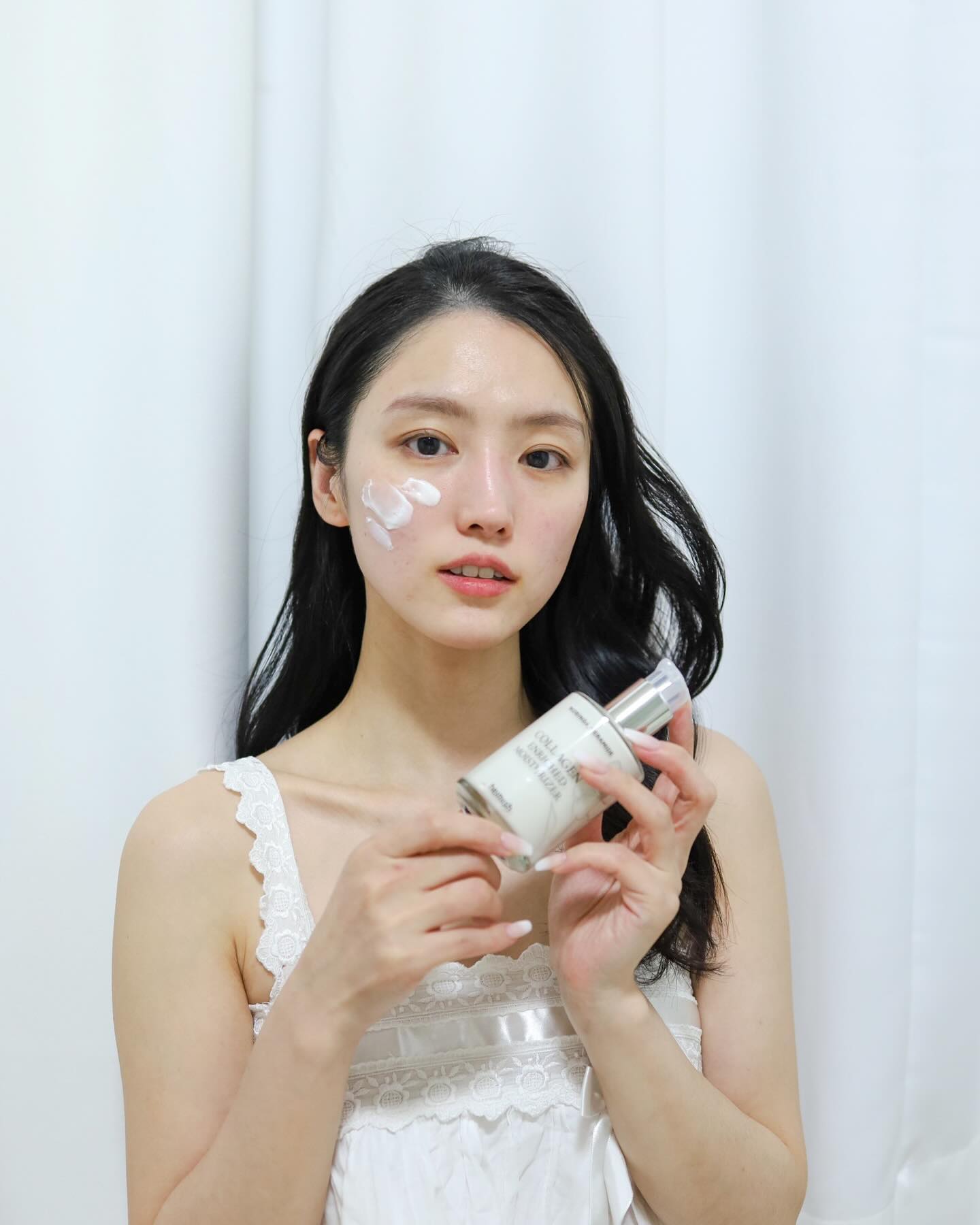 #광고 #헤이미쉬 🤍
오늘 소개해드릴 스킨케어 라인은 헤이미쉬 #모링가세라마이드 3가지예요

1. #보습크림 콜라겐 인리치드 모이스처라이저
피부를 탄탄하게 채워주고 피부에 쫀쫀하게 밀착돼 윤기광채 피부관리 할 수 있어요
에센스보다는 무겁고 로션보단 가벼운 제형으로 바르자마자 건조했던 피부 반짝반짝 광나요~

2. #수분크림 히알루론산 하이드레이팅 크림 
쫀쫀한 크림 텍스쳐와 저분자 히알루론산 성분함유로 촉촉하고 산뜻하게 마무리할 수 있어요 ~ 
꾸덕꾸덕한 제형이라 수분이 날라가지 않고 피부에 오래오래남아 요즘같은 환절기에 너무 좋은 것 같아요

3. #선크림 히알루론산 워터리 선스크린
워터리한 사용감으로 밀림없이 가볍게 흡수되는 산뜻한 케어
선크림 발라도 크림 바른듯한 느낌 너무 좋자나용~~ 

모링가세라마이드가 피부를 탄탄하게 채워주고 활력있는 피부로 케어해줘
건성피부에게 강추! 

#heimish