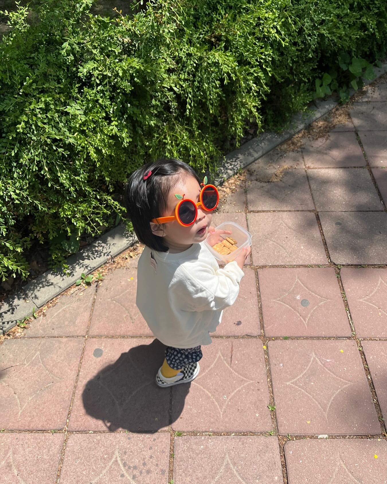 ⠀
⠀
엄마랑 커피 사러 나가요~~🧊☕️
⠀
선그리와 락앤락에 담은 건빵은 나연이 외출시 필수품😊
⠀
⠀
#건빵최애과자 #건빵 #햇빛이싫어요 #선그리필수템
#동네데이트 #딸바보 #육아소통 #신혼소통 #딸스타그램
#생후591일 #19개월아기 #고집불통 #호랑이띠맘 #수원맘
#아기옷 #나들이 #ootd #아기패션 #봄나들이 #아기빠방
⠀
⠀