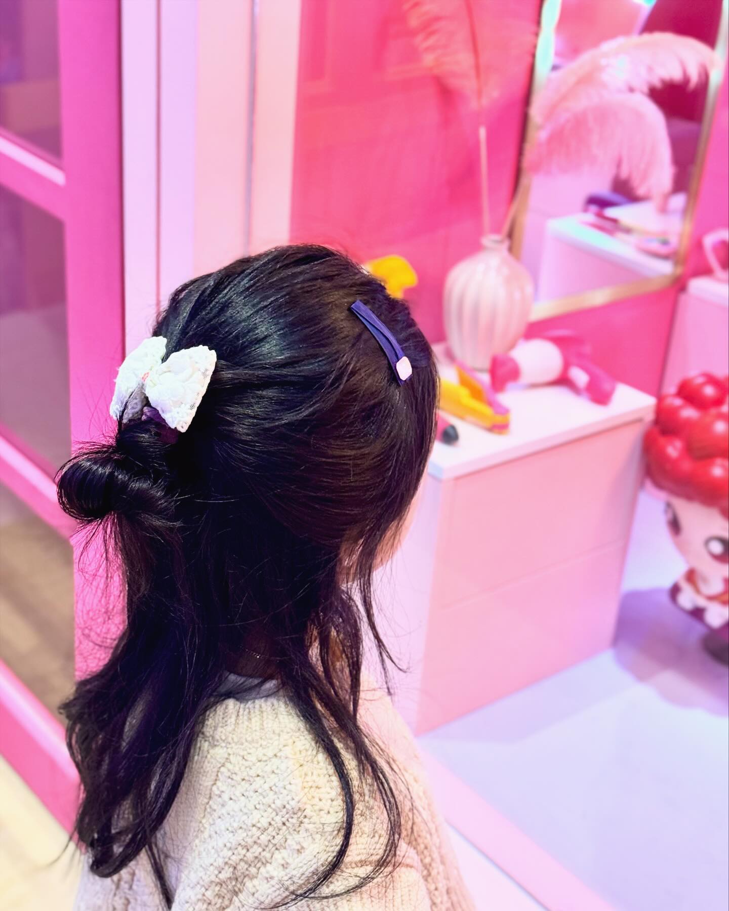 -
날씨가 봄이니까
찌유 머리에도 봄 꽂아줌🌸🌼

머리핀 항상 무조건인데
여아머리핀 이쁘고 맘에드는 곳
찾기가 생각보다 어렵더라구요?

이번에 봄 느낌 머리핀들
다아아아아 너무 이뿌당!

그날그날 옷에따라서 기분따라서
골라가며 해주는 중..🤍

✅ 찌유가 하고있는 헤어핀 정보는 여기에👇🏻👇🏻
https://m.smartstore.naver.com/duru_duru_
.
.
#DURUDURU #여아헤어핀 #유아헤어핀 #아동머리핀
#등원룩 #문센룩 #딸코디 #조카선물 #헤어핀세트