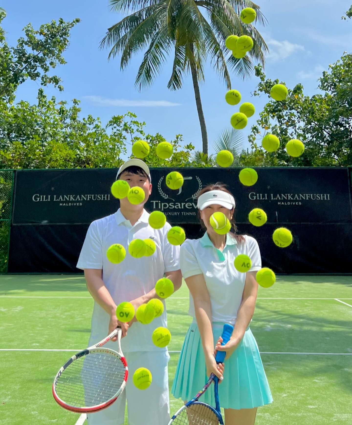 주섬주섬 꺼내보는 몰디브에서 테니스🎾 
진짜 테테테테린이 of 테린이 시절(지금도 마찬가지지만…) 
테니스장 있는 곳으로 가겠다며 선택한 숙소🫶🏻 

짧게나마 무료로 레슨도 받을 수 있었고 그때 계시던 선생님이 자기랑 조코비치랑 테니스 친 영상도 보여주시고👀 
대박인건 사진도 열정적으로 엄청 잘 찍어주심ㅋㅋㅋㅋㅋㅋㅋ

테니스 치고 해변에 앉아서 먹었던 아이스크림까지🍨 
너무너무너무 그립다아ㅏ🥹🩵💙

#테니스 #테린이 #테생아 #테니스타그램 #테니스룩 #테니스웨어 #커플운동 #부부스타그램 #오운완 #오테완 #해외여행 #여행스타그램 #몰디브여행 #신혼여행 #부부여행 #몰디브 #테니스치마 #테니스라이프 #운동소통 #운동맞팔 #일상 #데일리그램 #ootd #daily #tennis #tenniscourt #workout