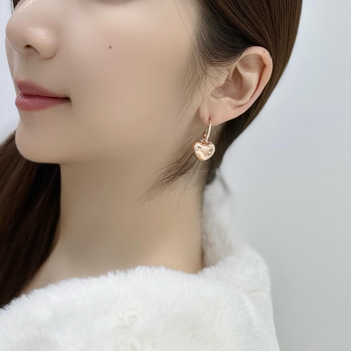 #광고 
걸그룹 tribedaloca 가 디자인하고 내가 조립한(?) TRI.BE X TAPis 보앤봉 커스터마이징 이어링🤍본체인 탭에 다양한 펜던트를 조립해서 사용하는 탭이즈 이어링이라는 것을 선물받았는데 너무 재밌죠! 생각해보면 그동안 목걸이나 팔찌에 원하는 참을 다는 제품들은 종종 봤었는데 이렇게 이어링에 적용된 건 또 처음 보는 것 같아요.

본체에 맘에 드는 펜던트를 끼워서 원하는 모양으로 만들거나 양면으로도 활용할 수 있어서 얌전히 끼고 나갔다가 필요할 때 뒷면으로 바꾸거나 다른 참까지 연결하면 반전 느낌 주기도 가능해요. 걸그룹이 무대에서 사용하기 좋을 것 같은 디자인같기도 하고요..? 저는 이런 새로운 시도를 해보는 분들을 좋아하고 응원합니다🤍