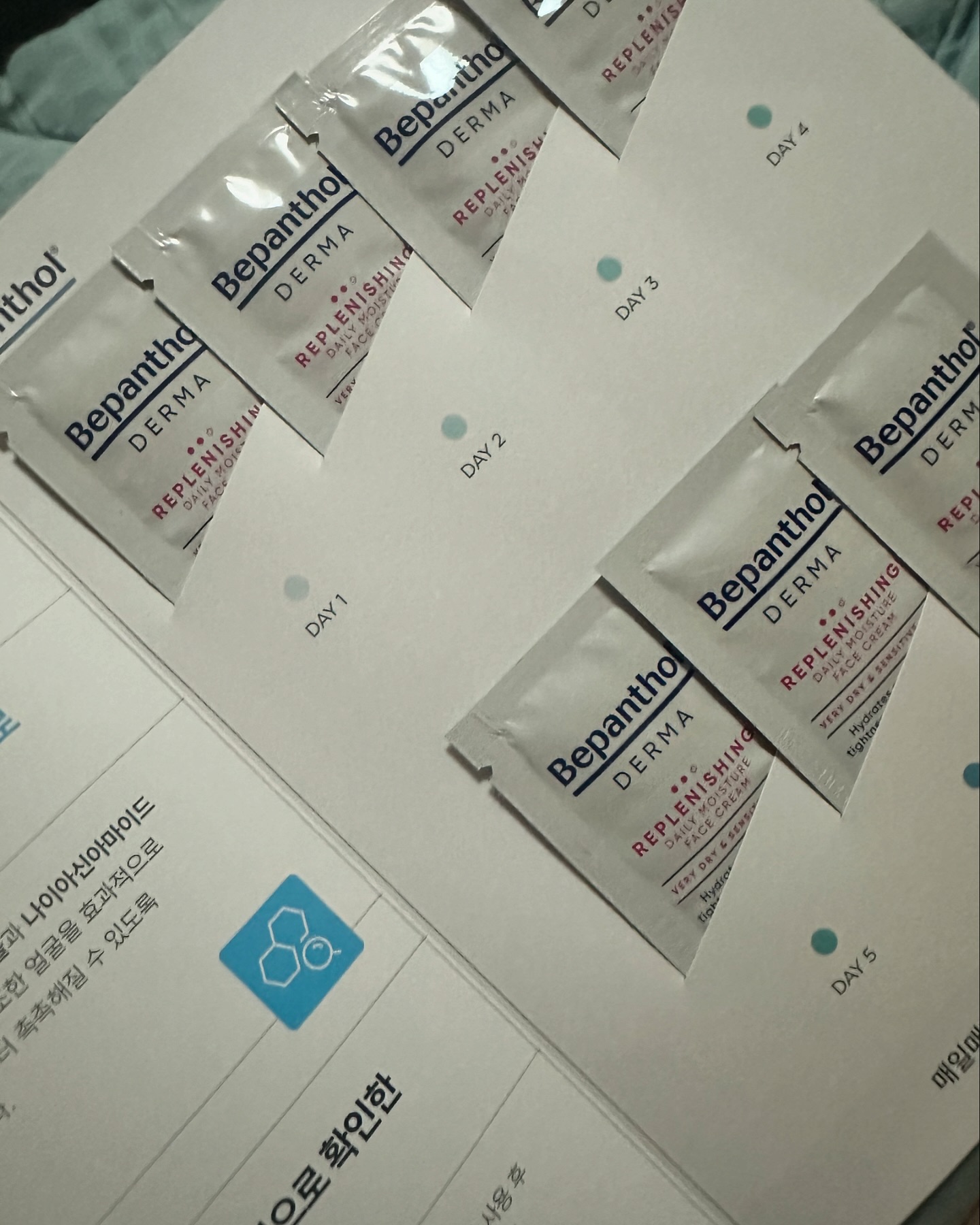 촉촉하고 보습도 좋구 자극도없어서 강추합니다 이거만바르고 선크림하나 바르면 가볍게 지낼수있어서 더좋아요 자극적이지 않고
순해서 또 쓰고싶네요 

#파우더룸 #리뷰 #비판톨 #비판톨크림 #수분 #제품제공