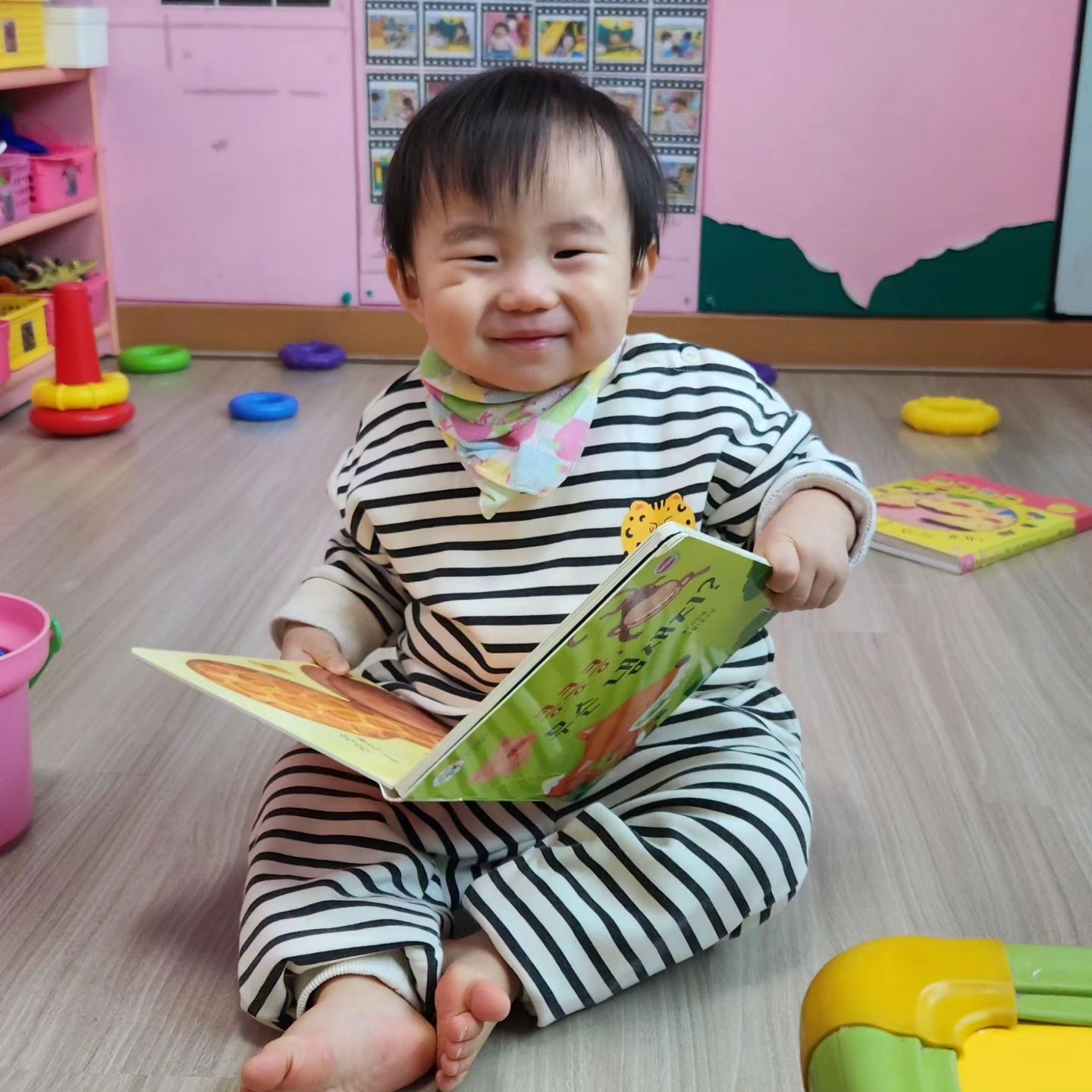 #슬기로운어린이집생활 

점점 할수있는것도 많아지고,
양보도 할줄 알고,
표정도 다양해지고,
친구들 누나,형아들이랑도 
너무 잘 지내며 즐겁게 어린이집 생활하는
우리 쪼꼬미ㅡ

#언제이렇게컸니 
#천천히자라줘 
#사랑해