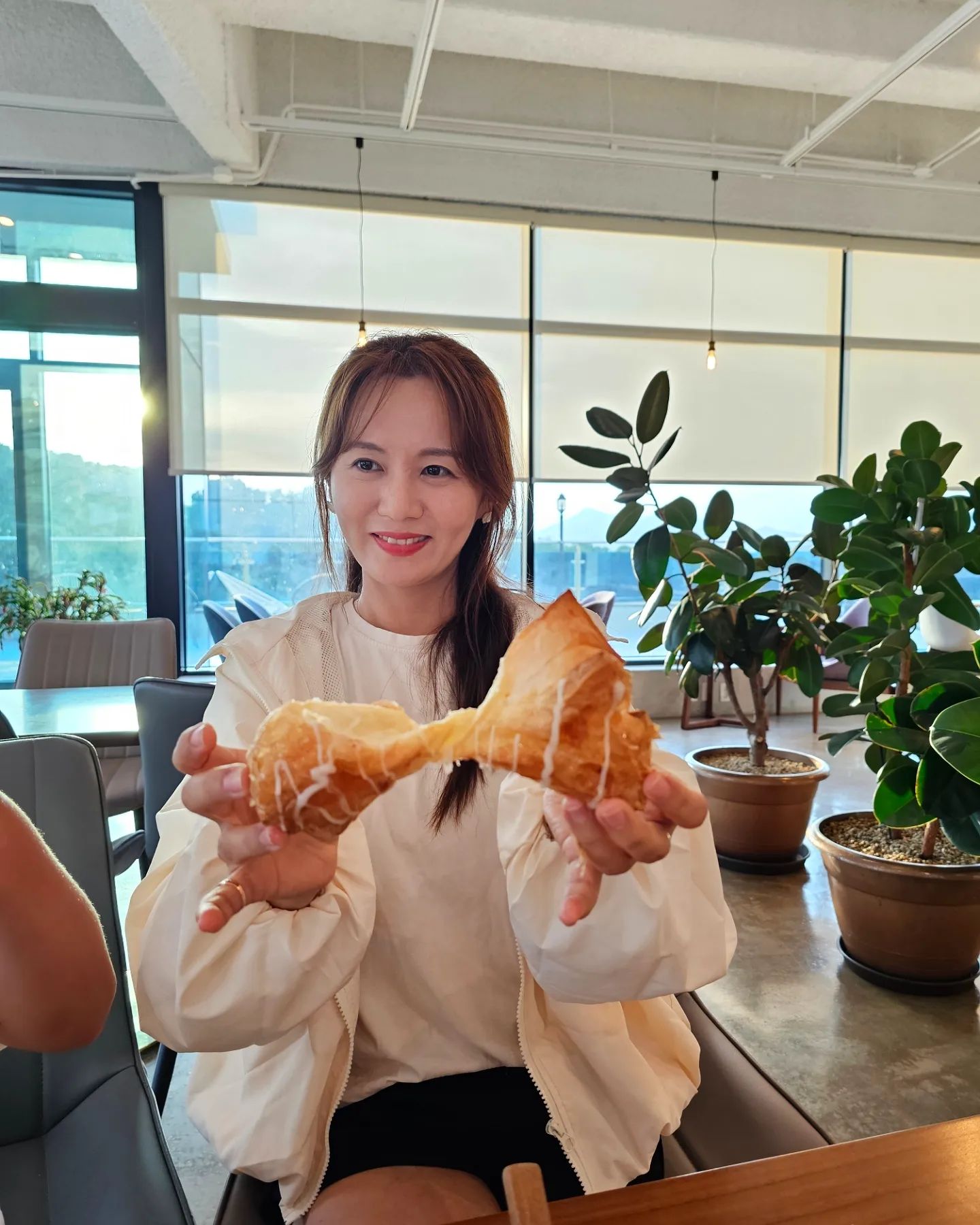 #좋은아침페스츄리홍성내포점 #아침에도가고 #밤에도가고 #밤에보면더예쁨 #홍성베이커리카페

홍성 집에서 5분거리에 위치해 있어서
꼭 들리는 베이커리 카페❤️
해질녘에 가면 이렇게 예쁘답니당😍

네번째 사진은 하준이가 달려와서
저한테 안기다가 사고친 모습이에요🤣
귀걸이침이 '푹'' 소리와 함께 귀 뒤쪽에 박혀버렸어요😱
다섯번째 사진은 제 비명소리에 
저 멀리서 달려온 서준이.
두 아들은 이렇게 제 걱정하는데,
남편은 저 멀리서 사진을 찍고 있었네요.. 하하^^