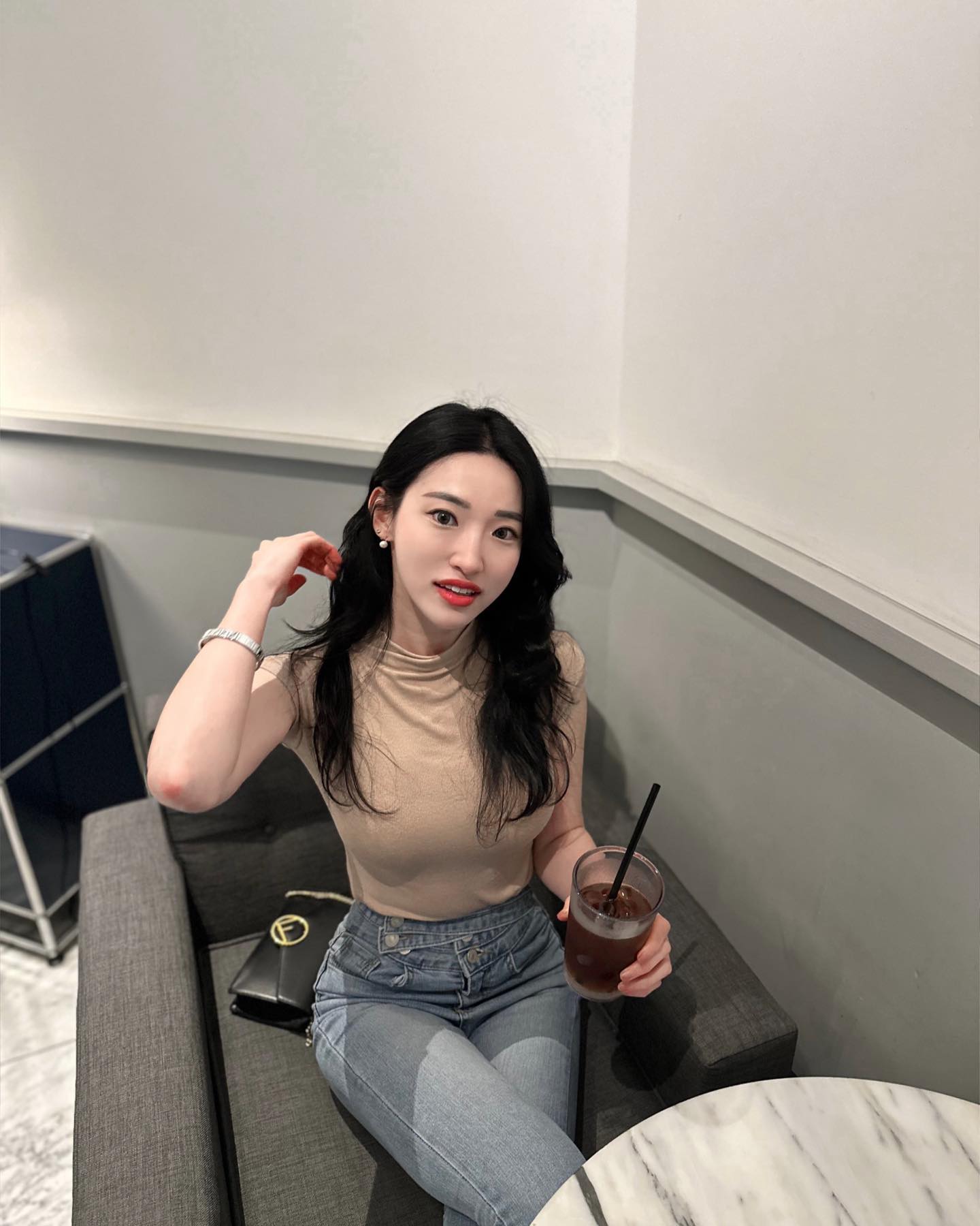 몇년만에 온 정자동 카페~🥰
역시 단걸 먹으면 쓴걸 먹어줘야 
국룰인건 우리 인친님들도 아시죵?

.
.
.

.
#정자동 #정자동카페거리 #헬싱키카페
#평일힐링 #티타임 #디저트 #펄일상 #운동계정소통 #관리하는여자 #좋반테러 #좋반 #좋아요반사