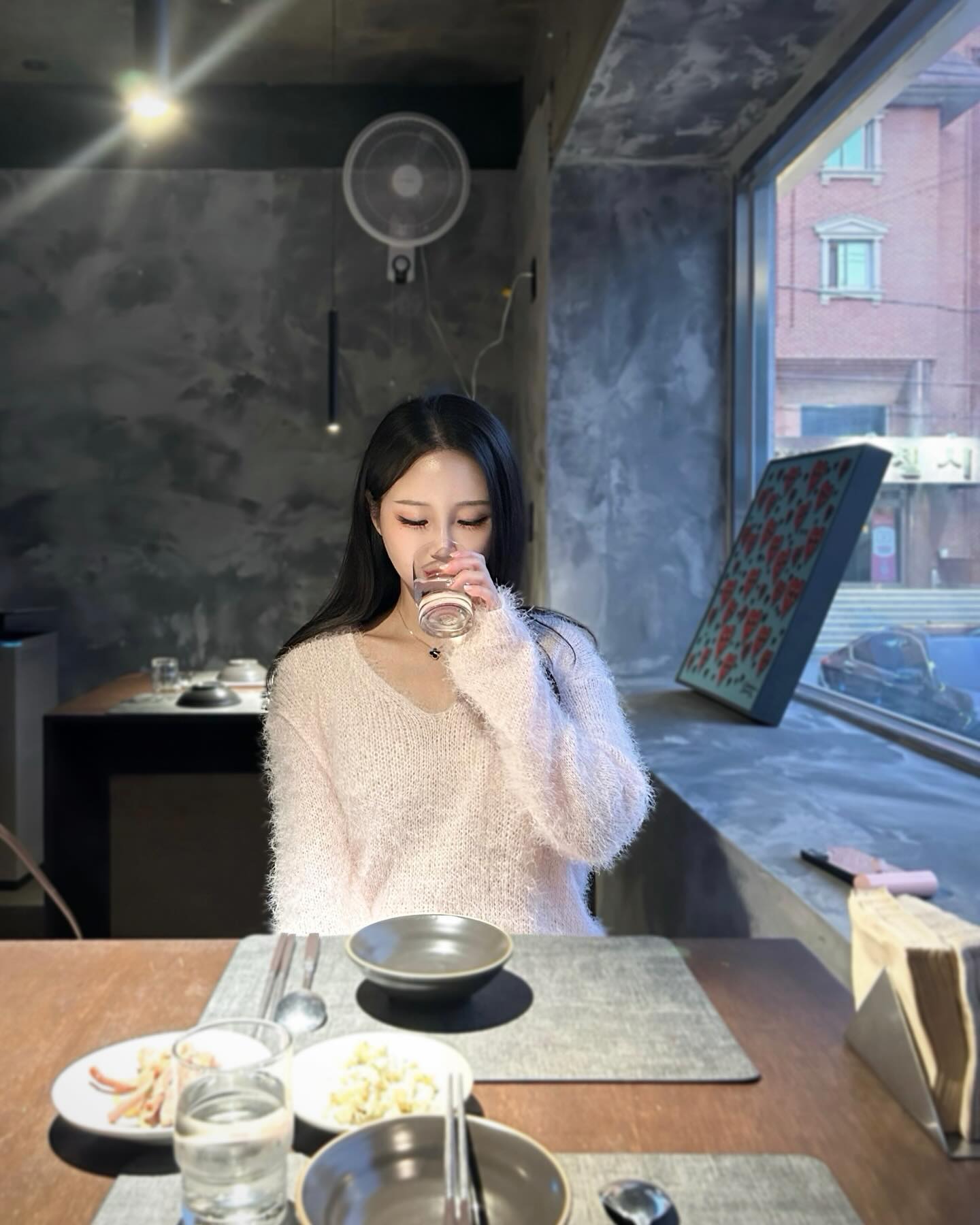 #협찬

감성 술집에 안주가 맛있는 #안다미로

경주 분위기 좋은 술집이 있다고해서
첨성대 핑크뮬리 구경갔다 오픈 시간 되자마자 왔어요 🌸
(들어가자마자 인테리어와 분위기에 취해 돌아다님🤣)

안주도 다양하고 다 맛있을 것 같아서 고민 끝에 주문 한 문어보쌈 !
촉촉하고 부드러운 돼지수육
야들하고 쫄깃한 문어
김치와 오징어젓갈, 야채무침이랑 환상 궁합인 문어보쌈 🐙🐷
너무 맛있어서 술을 안 마실 수가 없었어 🫶🏻
다음에 오면 먹을 것도 미리 정해놨다는…

📍경주 안다미로
경북 경주시 원효로52번길 10 (노서동) 
#광고 #AD #경주여행 #안다미로 #경주맛집 #경주황리단길술집 #황리단길술집 #경주황리단길맛집 #황리단길맛집 #경주터미널맛집 #경주터미널술집 #경주핫플 #경주술집 #셀카 #좋아요 #경주가볼만한곳 #술집추천