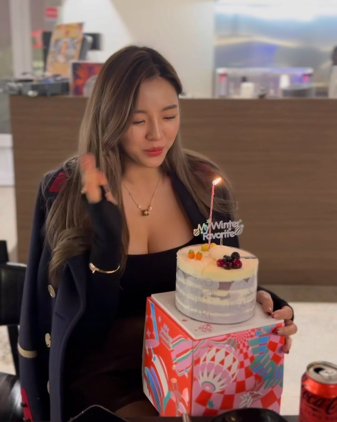 사진첩을 둘러보니 해가 지났는데도 못올린 사진들이 어쩜 이렇게 많은지! 좋아하는 사람들이랑 지낸 시간들 다 기록하고 싶은데 인스타는 저에게 다소 한정적인 공간이라 가끔 속상하단 말이죠....😝

다시 오지 않을 소중한 일상기록도 예뻐해 주세요 히히💕

가을에 친구들이랑 란딩갔다가 수내닭꼬치 너무 맛있게 먹고
을지로에 새로 오픈했다고 해서 또 또 찾아간 날~~~~!!!!!🍢
음식이 아무리 맛있어도 바로 직화로 구워주는거 못따라가잖아요
닭고기 너무 좋아해서 완전 저의 천국이였답니다.........
무한리필 급으로 먹어버린거 안비밀 후후 (술도 무한리필급ㅜㅜㅜ)

새해에도 맛있는거 먹고 열심히 관리하고 행복할거에요~~~!!❤️

다들 수요일 수고했웅😍🫶🏻

#예슬림