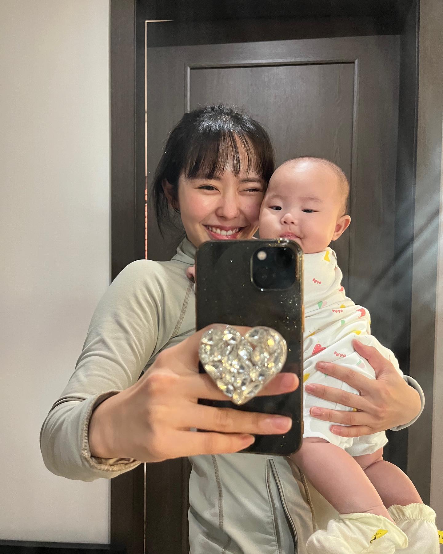 필테가기 전 딸래미랑 미러샷🫶🏻
카메라 볼 줄 아네>.< 👶🏻D+100