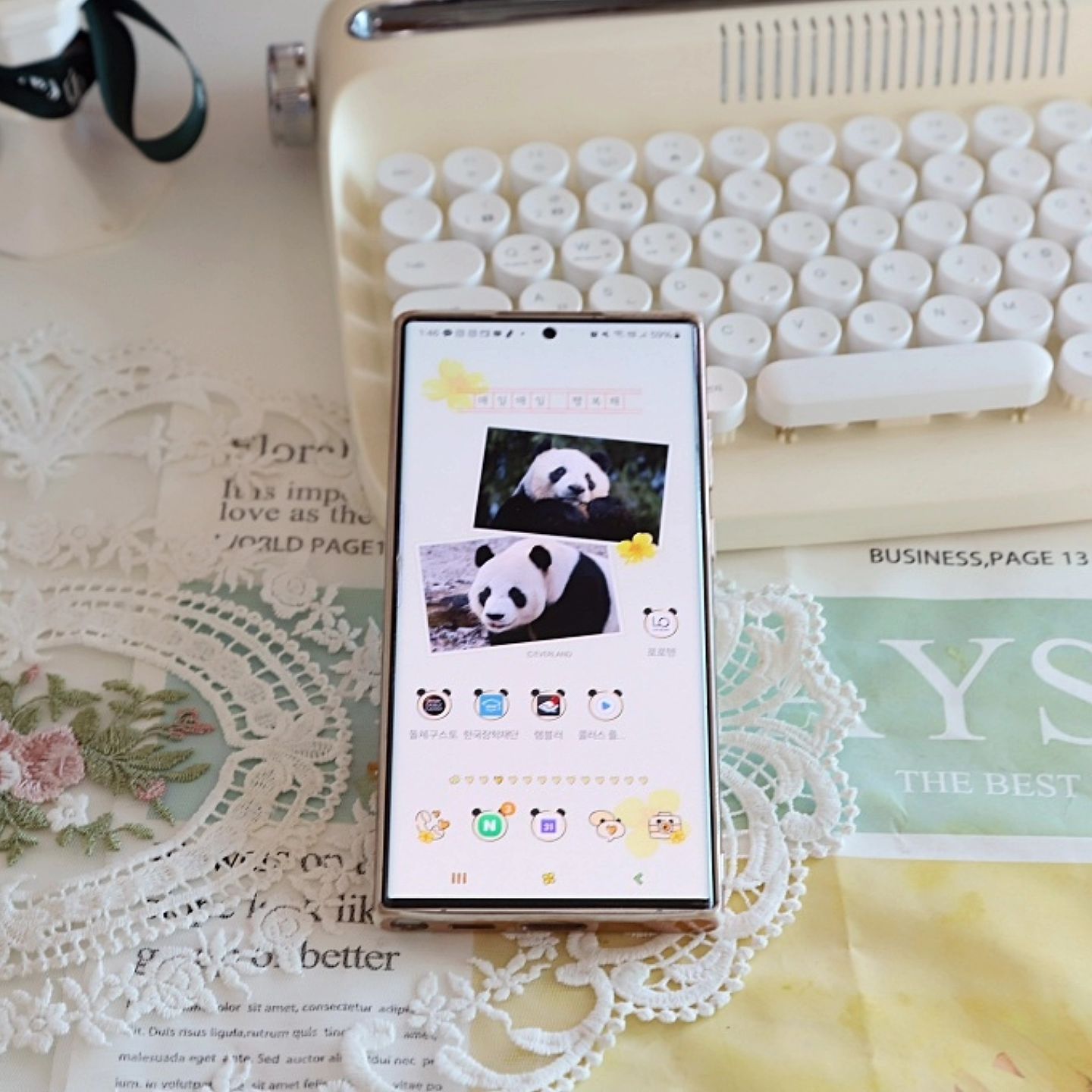 #AD  광고

🐼바오패밀리 팬들 모여라~~~ 에버랜드에서 바오패밀리 갤럭시테마를 출시, 매일 예쁘고 귀여운 가족을 만나실 수 있는 기회가 생겼어요~ 디지털굿즈를 만나면 폰 배경화면, 앱 아이콘, 이모티콘 등 핸드폰 켤 때마다 반갑게 맞이해주니 기분도 업되고 행복해지네요!

➰️테마는 모두 4개로 생일테마, 시트콤테마, 유채꽃 테마, 일러스트 테마 4가지 다 예뻐서 뭘 선택해야 하나 고민 많이 했지만 다들 제가 뭐 골랐을지 느낌 오시죠~😝
저는 유채꽃 테마 선택 ㅎㅎ

🐼테마 다운 가격은 $2.5인데요 홈화면부터 전화, 메시지, 키보드등 한 번에 알아서 척척 바뀌어서 바뀐 테마 구경하느라 바쁜 저~

✔️갤럭시 유저만 아직은 가능해요
갤럭시 유저에 푸바오 팬 손! 지금 갤럭시 테마 스토어에서 '바오패밀리' 검색하시면 4가지 테마를 만나실 수 있답니다. 맘에 드는 테마로 선택해 보세요!

🐼8월 중에는 바오패밀리의 물놀이 테마도 오픈하다고 하니 그것도 대기 중입니다~ 아니 테마 하나 바꿨을 뿐인데 폰을 새로 구입한 것 같은 느낌~ 바오패밀리 테마 많이 사랑해 주세요!!!

#갤럭시테마 #폰꾸 #갤럭시s24+ #폰배경화면 #에버랜드공식굿즈 #에버랜드디지털굿즈 #바오패밀리 #푸바오 #아이바오 #러바오 #후이바오 #루이바오 #후이루이 #쌍둥바오 #galaxytheme #samsungphone #galaxyphone #fubao #giantpanda #panda