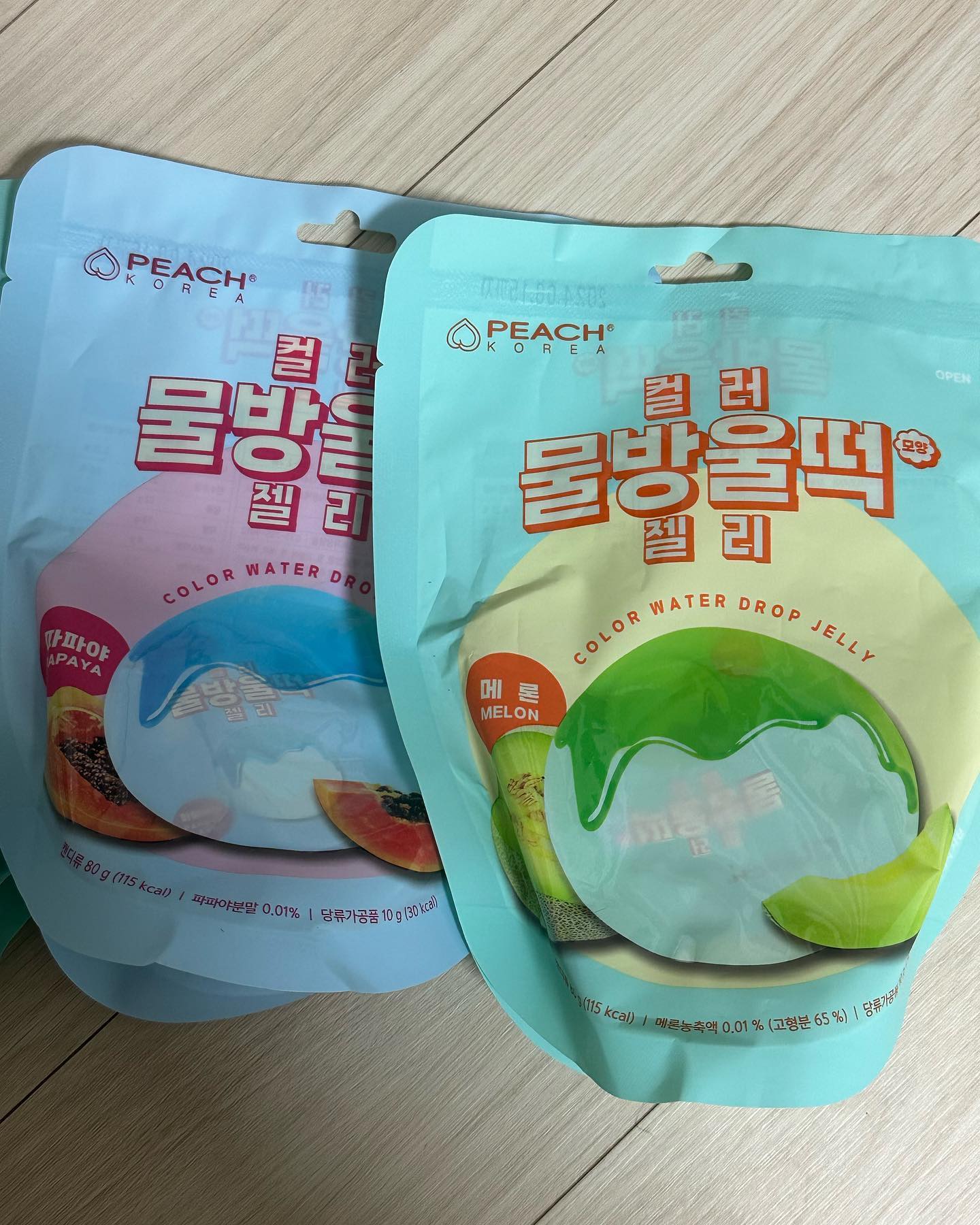 #할인구매 peachkorea_official #컬러물방울떡젤리 #피치코리아
젤리를 워낙 좋아하는 젤리덕후라
신상젤리는 무조건 먹어봐야하는 나😏
물방울떡 젤리~ 
이름 처럼 젤리가 약간 떡같은 느낌? 
말로 표현이 안되는 신기한 식감임
소스를 부어먹는 것도 색다름
#신상젤리 #편의점신상 #리뷰 #젤리덕후 #메론맛 #파파야맛 #패션 #인기젤리 #먹방 #맛집 #물방울떡 #인기젤리 #신상품나왔을땐 #컬러물방울 #뷰티 #컬러물방울떡