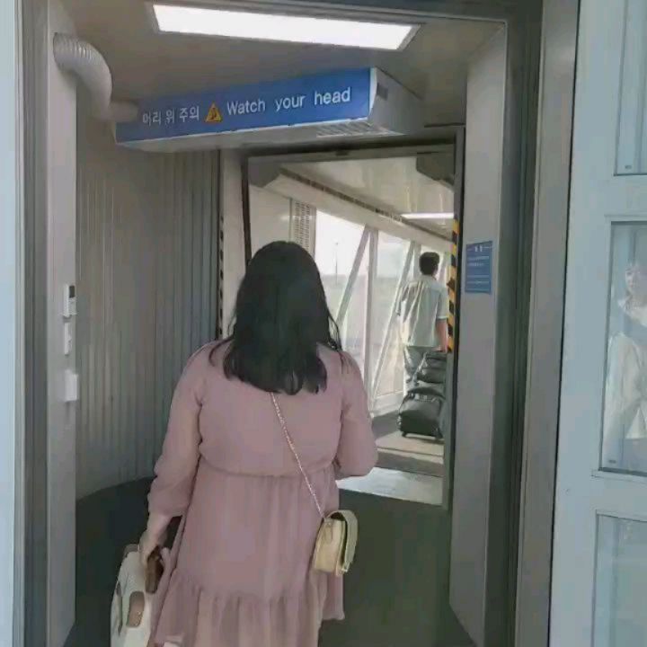 #첫줄안녕🙋‍♀️ #하미의시간은거꾸로간다 
#20230801

올려야지 올려야지 했는데
이렇게나 오래 되다니🥲🥲

싱숭생숭하기도 하고
곧 해외여행도 앞두고 있어
올려보는 작년 여름
코타키나발루 여행사진🏖🏖

홍콩 자유여행 이후,
코시국 지나고 거즘 2-3년 만에
저녁 비행기라 그저 들떠있고
예쁜 구름샷은 없지만 ㅎㅎ

지금보다 많이 통통이였던🐷🐷

역시 출국 전에는 한식이지
캐리어는 한가득 보부상👉🏻👈🏻

가이드님이 재미있으면서도 친절하셨고
여행도 너무너무 좋아서
또 가고 싶을 정도라
기록용으로 남겨보려고요🫣🫣

#일상 #일기장 #해외여행 #선셋맛집
#코타키나발루 #코타키나발루여행
#해외 #해외여행지추천 #패키지여행 #노쇼핑여행 #가이드추천 #교원투어 #daily #또가고싶은곳