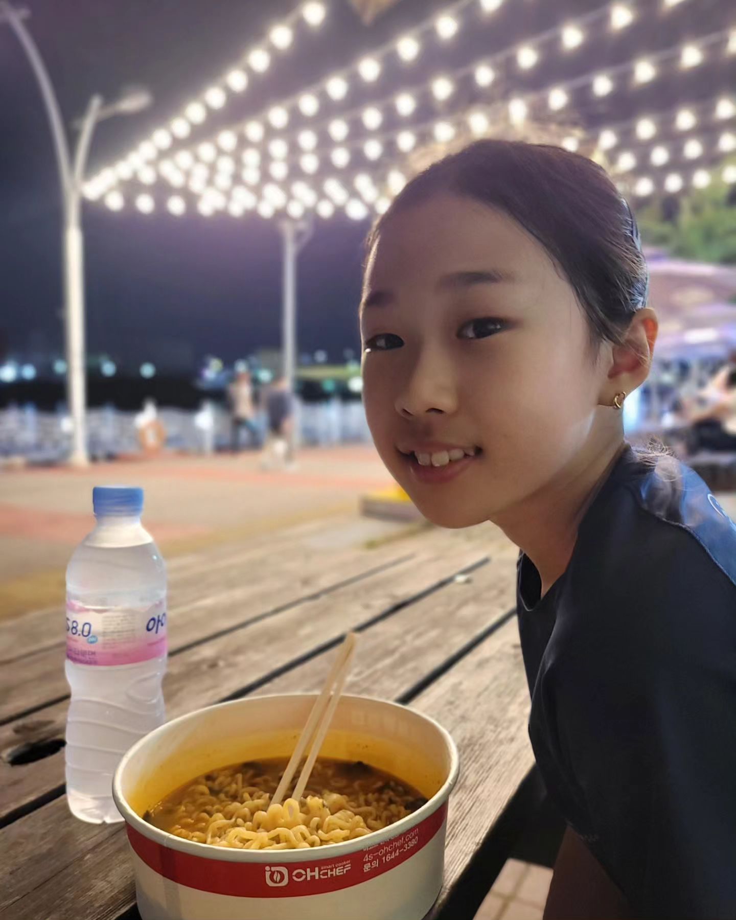 *
⠀
토요일 저녁 레슨 끝나고 집으로 가는 길.
현대유람선에서 불꽃놀이 하는 시간쯤인 것 같아서
아라김포여객터미널 go!
기다리는동안 편의점에서 #한강라면
⠀
근데 오늘 여객선 없... 불꽃놀이 없...
그냥 한강 바라보며 라면 맛나게 먹은 걸로~💕
⠀
⠀
#한강라면꿀맛 #한여름밤의데이트 #아라뱃길산책