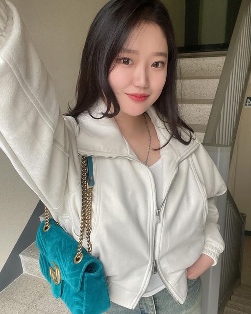  𝓂𝒾𝓃𝑔𝒿𝓊 on Instagram: "#광고 #비바브라운 

비건스웨이드임에도 완전 부들부들하지요
투웨이지퍼에다가 하이넥이라 여러 스타일이 되니까~~
크롭 기장으로 요긴하게 입고 다니는 중 🙈

#비바브라운자켓 #자켓 #스웨이드자켓 #크롭자켓 #여자자켓 #자켓추천 #ootd #데일리룩 #jacket #outer #パンツ #비바브라운x텍토리"