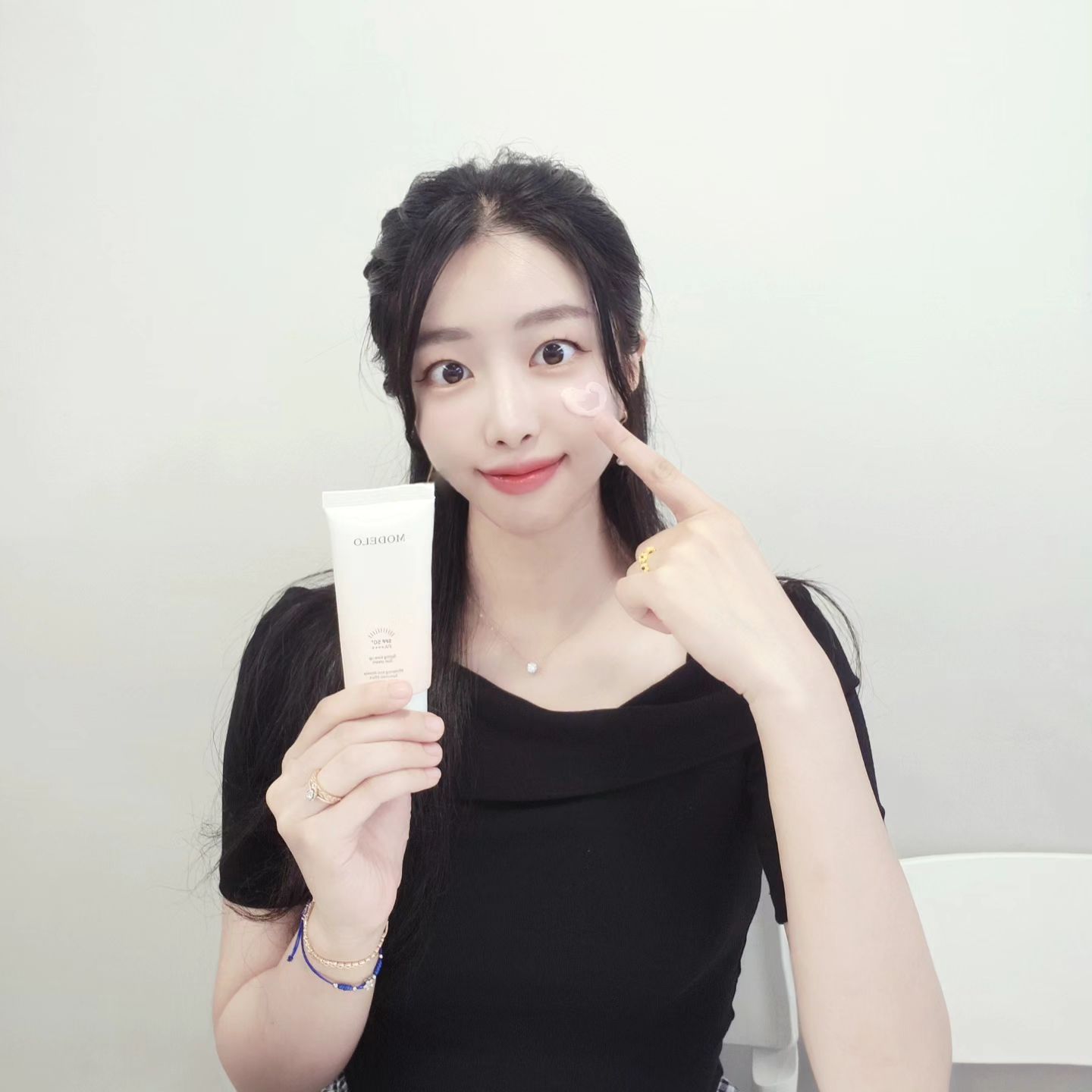 #협찬 🌞여름보다 더 무섭다는 가을햇빛 대비2탄🌞

핑크빛 복숭아🍑 톤업!
모델로 스프링톤업 선크림이예요🍑🍑

✅️ 피부과에서 시술직후 사용하는 저자극 선크림
✅️ 노란기없이 핑크톤으로 커버되어요!💗
ℹ️ 100% 무기자차 선크림
ℹ️ 백탁, 눈시림,자극이 없었어요

영상에서도 보실 수 있는것처럼
직접 써봤을 때 ✨️확신의 핑크빛이였어요💕

✔️쿨톤분들께 베이스 또는 파데프리 메이크업으로 왕 추천드리구🩵
✔️쿨톤메이크업을 사랑하시는 웜톤분들께도 추천드리고 싶어요💛

오늘 추천 꾹 꾹 드렸으니까
가을선크림 꼭 미리미리 준비해주시기예요~~❣️
약속!!!😆😆

.
#히나뷰티#뷰티#선크림#톤업크림#모델로 #톤업선크림 #무기자차선크림 #눈시림없는선크림 #백탁없는선크림 #피부과선크림 #끈적임없는선크림 #모델로화장품 #모델로피부과 #선크림추천 #순한선크림 #톤업선크림추천#뷰티인플루언서#화장품 #그로커#그로우커넥트 #그로커챌린지 #인슈슈