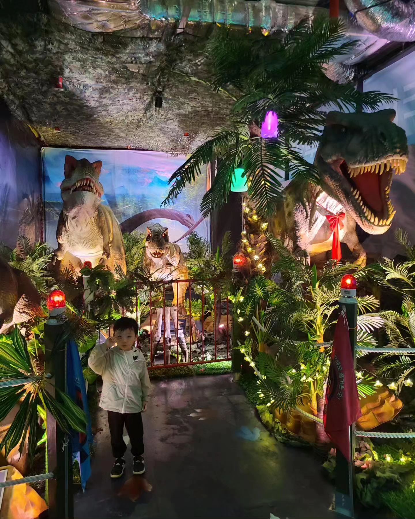 용인 공룡월드🦖

더운 여름이 지나가고 오랜만에 복땡이와 주말을 보냈다!!
복땡이에게 어디가고 싶냐고 물으니 역시나 공룡~😅아직은 공룡이 가장 좋은가보다ㅋㅋㅋㅋ
찾아보니 새로 생긴 공룡월드가 있어서 바로 출발했다ㅋㅋ

생각보다 규모가 작았지만 움직이는 공룡을 탈 수 있고 공룡쇼가 있어서 새로운 경험을 위해 다녀왔다!ㅋㅋ

복땡이는 움직이는 공룡을 탈 수 있어서 너무 좋아했다^^ㅋㅋㅋ몆마리의 공룡을 하나씩 다 타보며 즐거워했다😍ㅋㅋ

그리고 공룡쇼!! 바퀴달린 공룡들이 움직이며 볼 수 있다ㅋㅋ불이 꺼지고 복땡이는 집에 가자며 무서워했지만 "저건 아저씨가 공룡 옷입은거야! 저건 공룡 로봇이야~ 바퀴봐~" 알려주니ㅋㅋ로봇이네~~ 하며 센척!!!🤣🤣
집에 와서 엄마한테 공룡도 타고 공룡로봇도 봤어요 라며 생색내는 귀여운 복땡이ㅋㅋㅋㅋㅋㅋ