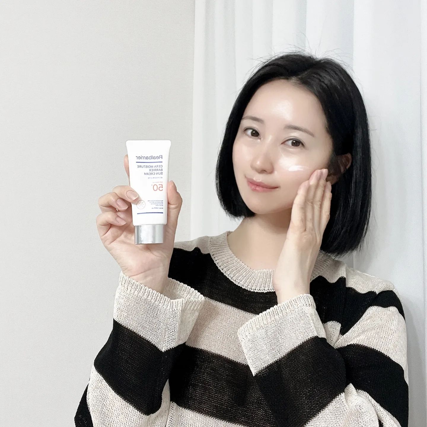 #광고 
덥고 메이크업하면 답답한 날씨라 파데프리중~
#리얼베리어 #선크림 으로 수분 에센스 65%함유로 수분크림 바른듯 촉촉한 텍스처에  피부장벽 크림의 핵심성분, 독자개발 특허 성분 오메가 세라마이드 함유하여 피부장벽을 케어하고
예민한 피부도 안심하고 사용할 수 있어여
눈시림 걱정도 no~
촉촉한 수분  선크림으로  베이스 메이크업이 잘 먹는 화잘먹템~
촉촉하고 광나는데  끈적임은 없어서 쌩얼인듯 예뻐보여요♡

realbarrier.official
#선크림추천#선크림#썬크림#자외선차단 #Realbarrier #세라수분장벽선크림 #수분장벽SUN #수분선크림추천 #유기자차선크림 #올리브영선크림추천 # #데일리선크림