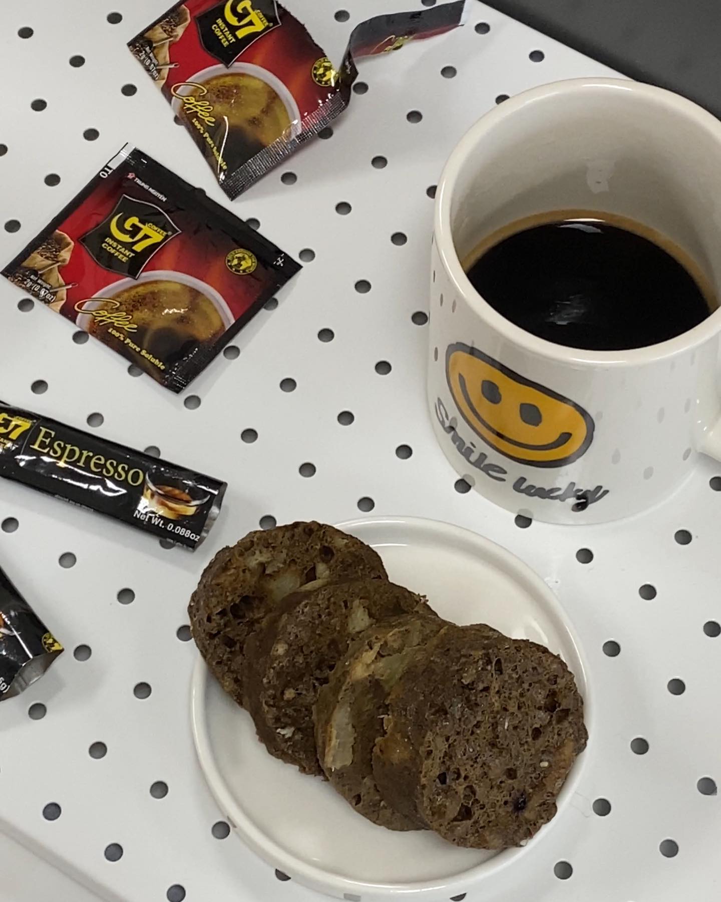 G7☕️

요리 똥손도 손쉽게 만들수 있는
유지어터답게 건강한 프로틴 쉐이크와 함께 
G7커피 프로틴 브라우니 만들기!
함께 도전해봐요. 
G7커피 뎍분에 맛은 당연 성공입니다. 유훗

✅준비물
바나나 1개, 계란 2알, 곡물(or 핫케이크)가루,
프로틴 쉐이크, G7커피 에스프레소

✅간편한 레시피 공개
step 1. 준비한 바나나를 으깨주기
step 2. 계란 2개 
step 3 잘안먹는 선식곡물 가루나 맛있는 핫케이크 가루 넣고 섞어주기
step 4. 프로틴 쉐이크 넣어주기
step 5. 오늘의 핵심, G7커피 에스프레소 넣고 섞어주기
step 6. 종이컵에 오일 뿌린후 전자레인지에 2분 30초 돌려주기
step 7. 폭신폭신 초간단 G7커피 프로틴 브라우니 만들기 끝

덤으로, 제가 요즘 빠져있는 프로틴라떼 레시피도 공개!
이 또한 초간편, 
프로틴쉐이크 에어로치노(우유거품기)에 넣고 부드러운 거품만들어준후 G7커피 에스프레소 넣어주면 초간단 달달구리 프로틴라떼 완성! 진짜 존맛탱! 요즘 회사동료들 아침에 내려주고 있는데 반응 다들 굿굿입니다.

g7coffee_korea 
#G7커피 #베트남커피 #G7커피K콜라보 #G7커피20주년
