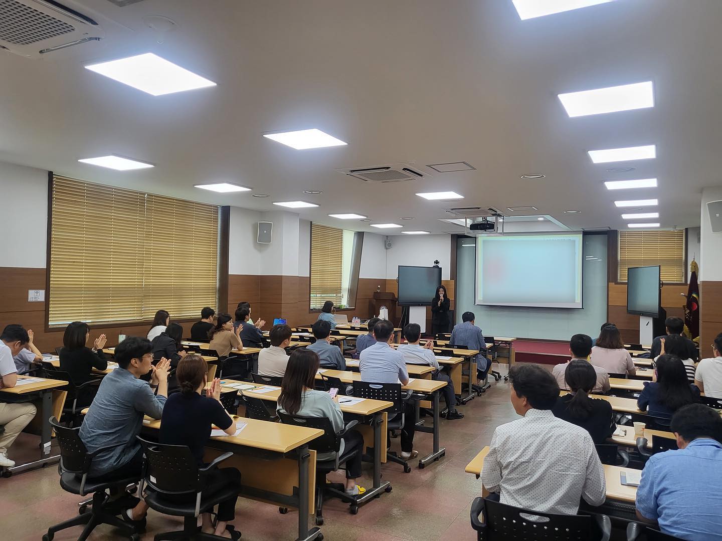 ✔️강원테크노파크 민원인 응대 교육

너무 밀려버린 강의 기록! 열심히 업로드 해야겠어요 🏃🏻‍♀️
이번 피드는 벌써 5번째 재섭외인 강원TP입니다 🖤

갈 때마다 반갑게 맞이해 주시고
적극적으로 참여해 주셔서 항상 감사할 따름이에요..🫶🏻

매번 재섭외를 해주시는 만큼 똑같은 내용은 피하고 싶은 마음에
갈때마다 강원TP 맞춤형 컨텐츠를 새롭게 고민하게 되는데
그것도 나름 재밌더라구요...?💘

앞으로도 현장에서 바로 적용할 수 있는
유익하고 즐거운 컨텐츠로 찾아뵙겠습니다.😊