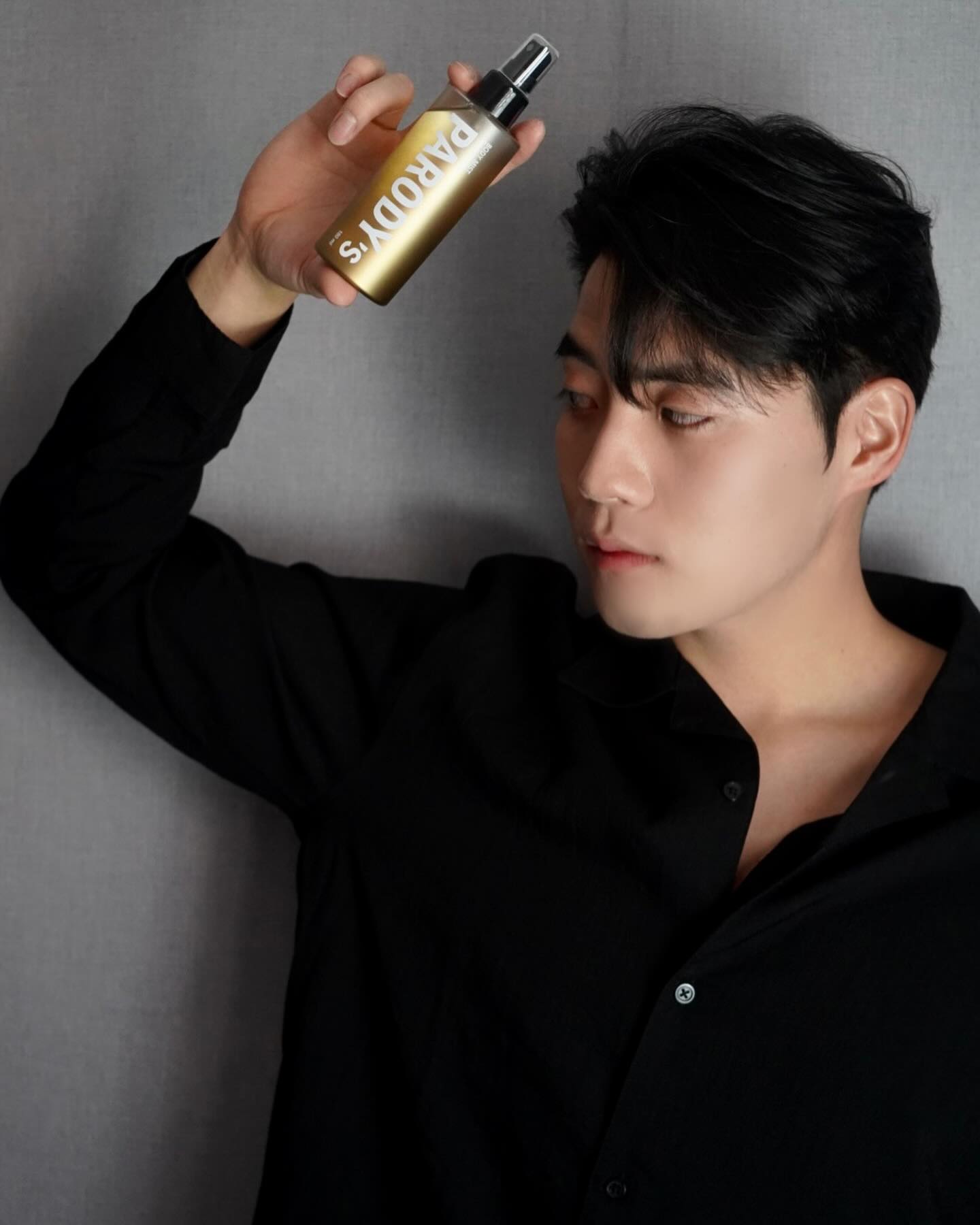 #협찬 이제 진짜 봄이 오나 봄🌼

superbigmega_ 에서 패러디스 퍼퓸 바디미스트 바디스프레이 180ml (sweet peach)를 제공받았습니다!🍑

•

•

✔️기존의 바디미스트들은 지속력도 약하고 알콜향이 심한것도 많은데 이 제품은 500시간 숙성으로 알코올 향을 최대한 날려서 그런지 본연의 향이 나고 향의 지속력이 길어요! 그래서 향수 대용으로도 너무 좋은 제품인거 같아요♥️

✔️목욕후에 딱 뿌리고 나가기 전에 의류에도 가볍게 뿌려주면 하루종일 기분좋은 달달한 복숭아 향기가 나요~ 푸르티한 향이라 부담없고 호불호가 없어요!👍🏻👍🏻🔥

✔️구매링크
https://smartstore.naver.com/pineplatform/products/8871307006 

#바디미스트 #바디미스트추천 #니치향수 #바디스프레이 #향수대용 #패러디스 #향수추천 #향수 #프루티향수 #톰포드 #톰포드향수