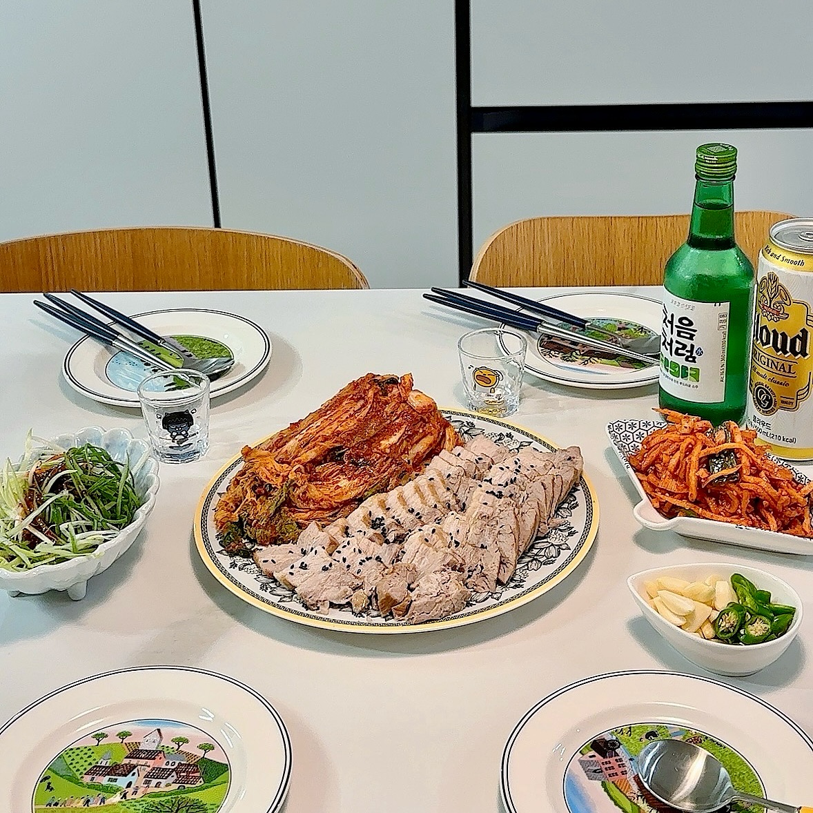 김장김치엔 수육이지~ 
첨으로 쌍화탕 넣고 삶아봤네요 잡내가 안나요~👍
요즘 물가 넘비싸요 ㅠㅠ 
삼겹살 4만원치 사서 수육하고 사이드 메뉴는 생략 했습니다 ㅎ 안남기고 완전 순삭 마무리는 라면 😍

#집밥 #김장김치 #수육 #보쌈 #김치 #kimchiu #플레이팅 #먹스타그램 #밥 #집밥스타그램 #홈쿡스타그램 #홈쿡#온더테이블 #꿀맛 #존맛탱#jmt #루원시티
.