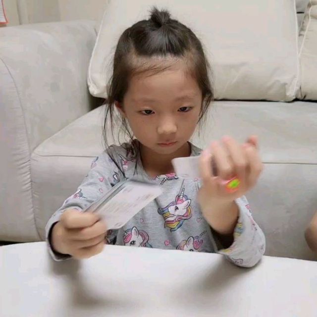 @hj_mj_0o0 on Instagram: "#광고 8세, 6세, 35세 마음공개 🌼 . 개정판으로 질문이 다양해지고 질문 카드 1장에 추가 질문까지❗ . 틴케이스에 담겨 있는 질문/카드 ᐕ 휴대하기 좋아서 캠핑, 모임에