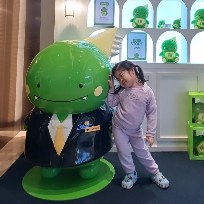 급으로 떠난 호캉스 여행!
용산 주변 다닐때마다
한 번쯤은 가보고 싶었던 용산드래곤시티호텔

37개월이 된 서윤이는
바지를 접지 않아도 될만큼 키가 쑥쑥 컸다
말도 잘하고 애정표현도 정말 잘한다
머리가 커서 본인이 해보고 싶은거도 많이 생겼다
(예를 들어 호텔 카드키 찍고 본인이 꼭 들고다니기...
엄마 아빠는 불안불안...)

수영장은 여러 번 가봤지만
손으로 잡아주지 않아도 둥둥 떠다닐만큼 용기도 생겼고
그 기념으로 생애 첫 물안경도 사주었다
아직 잠수는 무서워했지만
다음에 수영하면 또 성장해 있겠지
