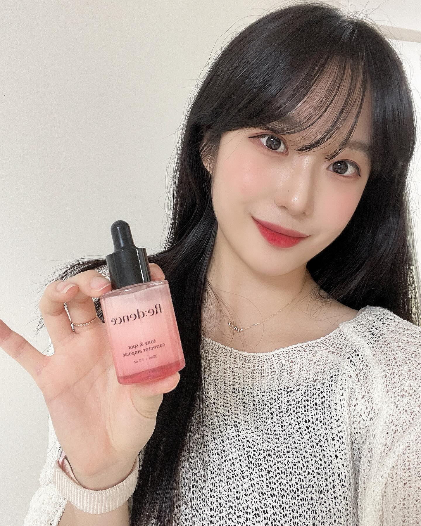 #광고 ( redence_official )

💗톤앤스팟 코렉터 앰플💗
+ 앰플과 시너시를 내줄 수 있는 반달패치🍒까지~

강력한 미백효과를 주는 앰플🫶🏻
인디언체리추출물 220,000ppm이 함유되어,
민감성도 따갑지 않은 자연유래 비타민 C 성분도 들어있어용✨
피부 저자극 테스트 완료된 고기능성 앰플🧴

앰플이라고 해서 투명할 거라고 생각했는데
좀 하얀 편이었고, 촉촉하게 잘 발리더라구용😊
흡수 잘 되는 느낌이 딱 들었고 반달패치까지 사용하니까
효과가 두 배가 되는 느낌!!😀

#리덴스 #톤앤스팟코렉터앰플 #지우개앰플 #앰플#미백앰플 #앰플추천 #반달패치 #미백관리 #잡티앰플 #기미앰플 #수분충전 #수분광 #미백 #기미관리