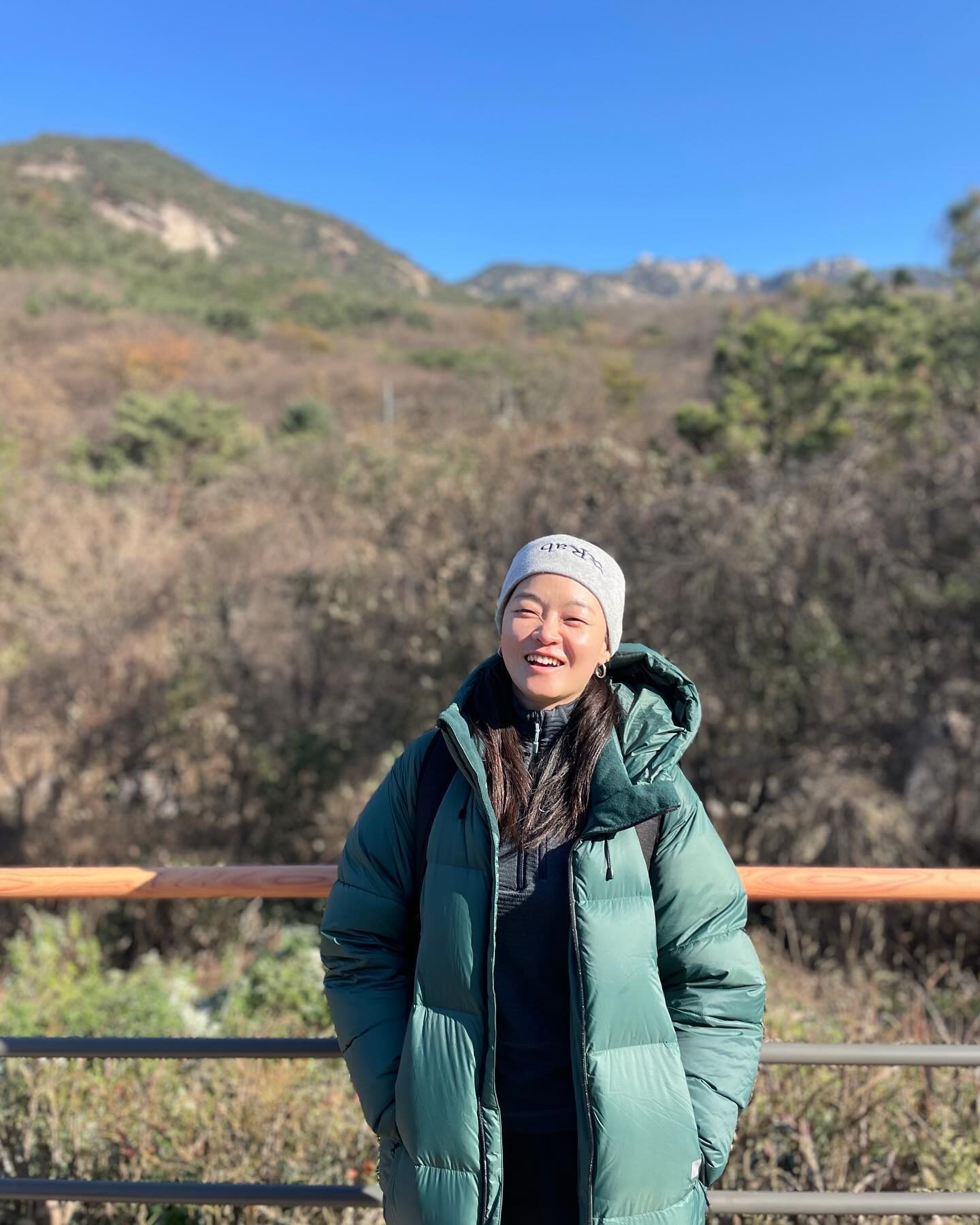 🏕️북한산 사기막야영장🏕️

수도권에 처음 생긴 국립공원야영장!
사기막 야영장은 탄소중립형 친환경으로 조성되어
최초로 전기, 수소차등 무공해차량만 진입 가능해요.
9월 시범운영 할 때 지켜보다 이번에 예약성공해서
다녀왔는데 북한산이 보이는 풍경이 넘 아름다워요.

첫 사기막야영장에 예약, 방문시 주의점 알려드려요.

✔️예약시 사이트 선택 “야영장 + 특화야영장”
A사이트는 우리가 생각하는 일반 야영장 A1 ~ A27
B사이트는 하우스형 카라반 B28 ~ B44
C사이트는 B사이트보다 작은 산집 C45 ~ C61
D사이트는 산막텐트 D62 ~ D70
사이트가 여러종류라 꼭 확인하시고 예약하세요.

✔️탄소발생제로화 야영장
내연차 가능 사이트에 예약해도 내연차 출입불가🚫
(전기, 수소차 제외 북한산성 제1주차장 주차 후 
셔틀버스이용, 8번째 사진에 시간표 참고)

숯불, 화로등 금지 배달차량 출입 금지 
(사기막야영장안내센터에서 전기그릴 무료 대여)

✔️전기, 수소차가 없으면 불편
셔틀과 트럭으로 사람과 짐을 이동시켜주지만
불편한건 어쩔 수 없더라구요🥲 
셔틀타기전에 박스도 대여해주시는데 배낭에 짐을
최대한 적게 가지고 가서 즐기는게 좋아요.

✔️샤워는 코인 샤워장 (현금필요, 교환기 있음)

새로 지어진 곳이라 모든 시설은 참 깨끗했고
소소하게 온다면 풍경이 아름다워 더할 나위 없이
좋은 국립공원 야영장이었어요.
또, 일반 야영장만 있는게 아니라 
야영이 아직 익숙치 않은 분들도 가족과 
기분 전환하러 가기 참 좋은 곳이었답니다.
다음에 꼭 한번 다녀와보세요👌🏻

#미오케이👌🏻 #북한산 #국립공원 #국립공원야영장
#등산 #야영 #백패킹 #아웃도어 #hikemore