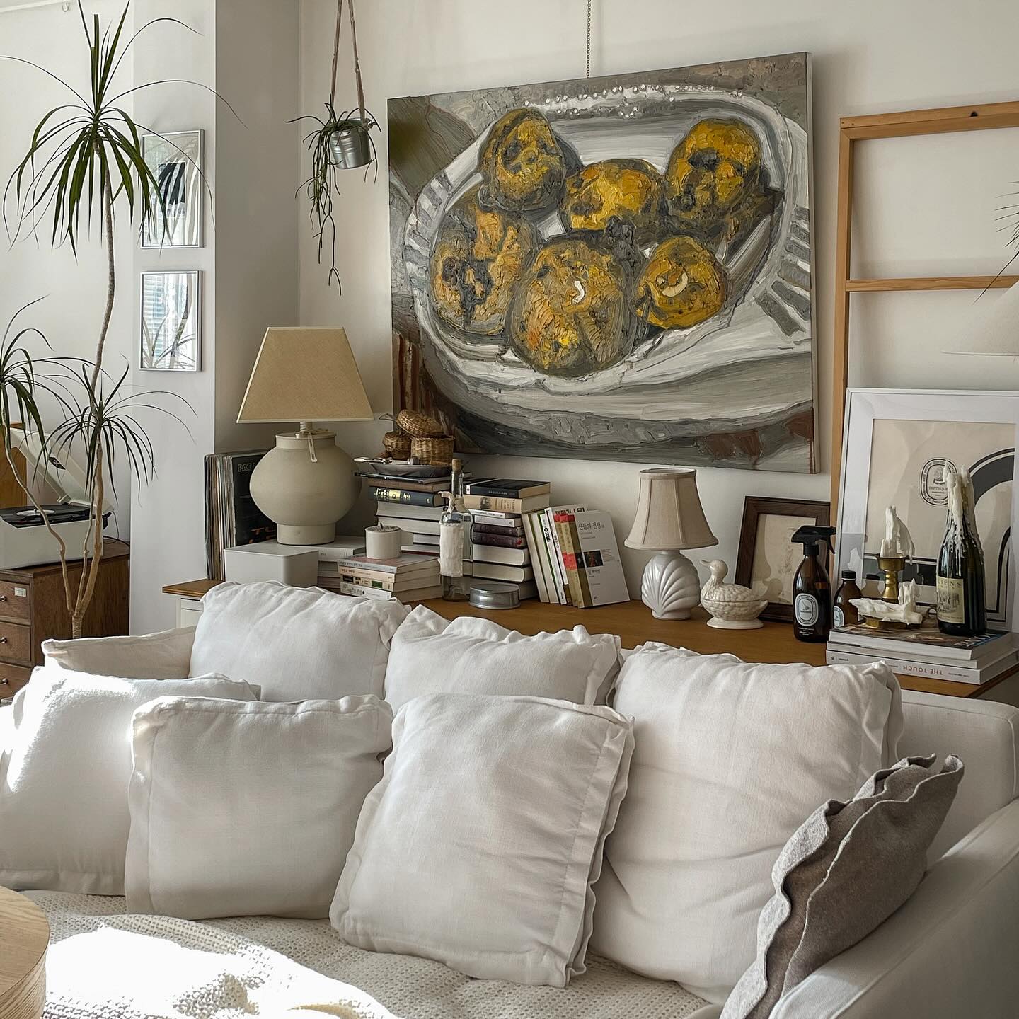 #협찬 opengallery.co.kr 

 "모과 - 나광호” (91x117cm) A1149-0118

이제는 오픈갤러리 서비스 없으면 어떡하나 싶다.🥺
소파 뒤의 허전한 빈 벽을 작품으로 꽉 채워줬더니 갤러리 갈 필요 없이 집에서 행복하게 홈 갤러리를 즐기게 되었다.

나광호 작가님의 “모과”는 그동안 걸었던 작품 중 집과 가장 잘 어울린다고 감히 말하고 싶다. 그림이 걸린 쪽의 벽을 볼 때마다 기분이 사르르 풀린다. 이런게 감상의 기쁨일까…😌
사이즈도 거대하고 분위기도 묵직해서 괜찮을까 걱정했었는데 유화의 거친 결과 깊은 색감들 덕분에 집이 참 풍성해 보인다.

설도 지나고 봄도 다가오는데 집 분위기를 그림 하나로 쉽게 바꿔서 좋다. 이 기분 이대로 즐겁게 봄을 맞아야지!

#그림렌탈#그림구독#그림대여#아트리빙#캔버스액자#인테리어액자#인테리어그림#그림구매#새해그림 #원화렌탈#원화대여#아트렌탈#액자렌탈#액자대여#홈스타일링#홈갤러리