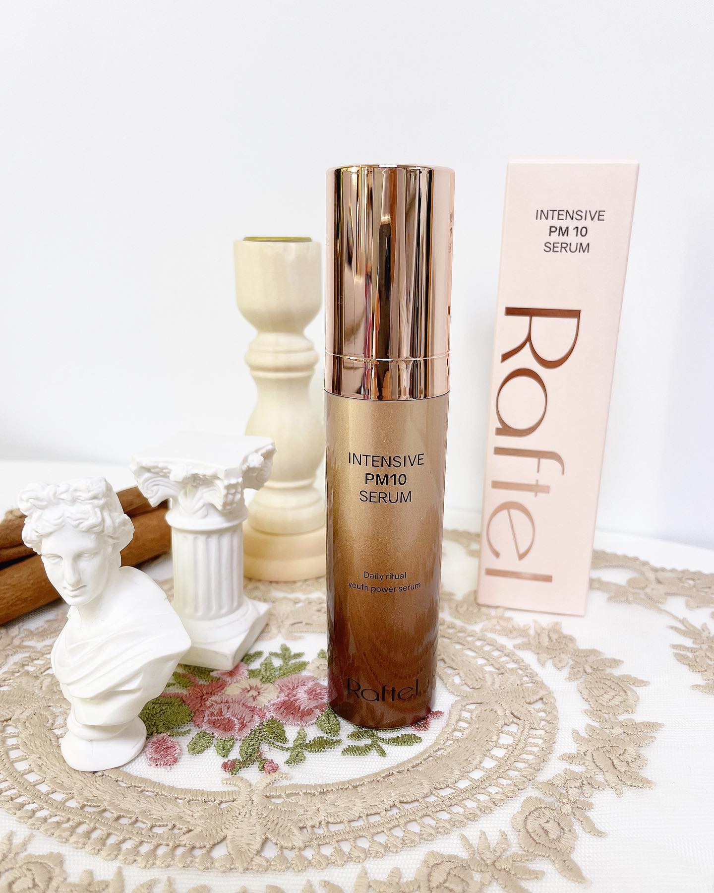 #협찬 
[라프텔] 인텐시브pm10세럼
raftel_cosmetic 
잠자는 동안 피부가 편안하게 휴식을 취할 수 있는 나이트세럼🤎

얼리안티에이징 브랜드로 아름다움이라는 공통된 가치를 추구하기 위해 한살이라도 젊은 피부를 관리하고 싶은 분들을 위한 브랜드 라프텔🤎

안선영세럼으로도 유명한 인텐시브pm10세럼은  저분자부터 고분자까지 8중 히알루론산 함유로 겉보습과 속보습까지 피부가 마르지 않는 수분케어로 자는동안 피부가 촉촉해요! 
쫀쫀한 세럼이지만 바르는 순간 부드럽도 얇게 펴지며 흡수력이 너무 좋음.👍
미백과 탄력! 요즘 악건성으로 피부가 예민해진편인데 비건아미노산이 외부에서 자극받은 피부를 진정시켜줘 자는동안 회복되는 것 같아요! 
확실히 다음날 피부상태가 최상컨디션으로 화장 실패 확률 zero! 

.
.
.
.
.
#안선영세럼 #나이트세럼 #라프텔 #라프텔코스메틱 #얼리안티에이징브랜드 #안티에이징세럼 #안티에이징세럼추천 #세럼추천 #스킨케어 #피부관리 #비건아미노산 #모링가아미노산 #단백질세럼 #피부탄력개선