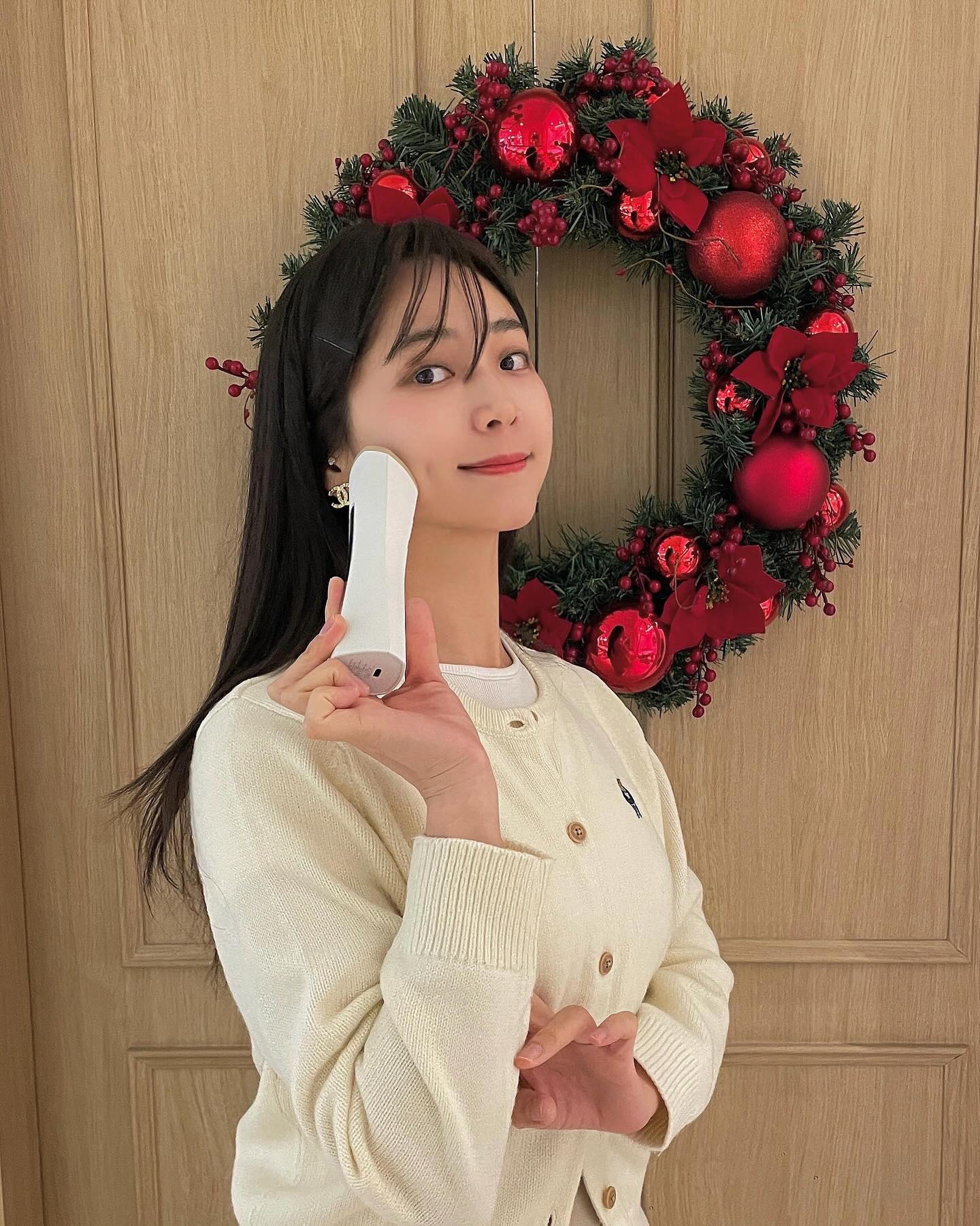 와디즈에서 7619%, 앵콜에서 2753%의 펀딩 달성율을 기록한 화제의 제품, 페이스팩토리의 고주파기기 링크샷. '흡수 & EMS & 리프팅 & 눈가 & 쿨링 + 3 LED' 기능을 5 in 1로 결합한 피부 최적화 300초 탄력 솔루션. 단 1회 사용으로 피부의 탄력이 22.7%, 치밀도가 39.3% 증가가 임상에서 확인된 높은 제품력을 자랑한다구요🤍 지예은, 강지영, 한고은, 광희, 나고은 등이 사용하는 제품으로, 전용 크림인 리즈크림은 콜라겐 300,000ppm 함유로 피부에 탱탱함을 선사하며 닦아내지 않고 흡수되는 마르지 않는 크림이라 링크샷과 함께 사용하길 추천드립니다!

facefactory_official 
#페이스팩토리 #링크샷 #고주파기기 #탄력크림 #뷰티앤부티 #강지영고주파 #한고은고주파 #뷰티앤부티고주파 #왓츠인마이백 #지예은고주파 #안티에이징 #콜라겐크림 #리즈크림 #추석선물추천 #탄력케어 #물광 #붓기케어