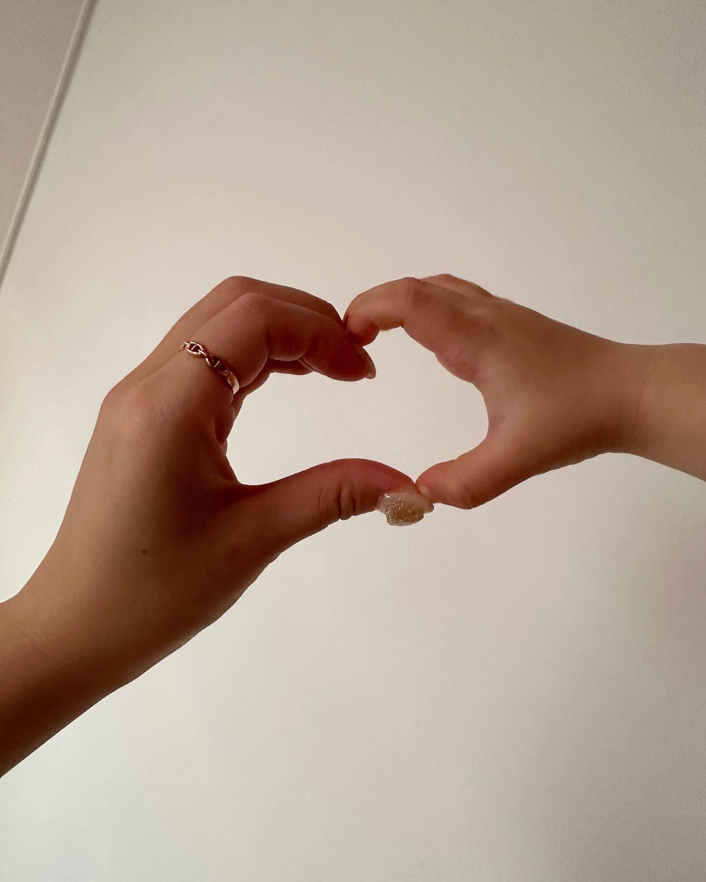 딸 키우는 맛 💕
이서랑 낮잠이든 밤잠이든 누워서 늘
꽁냥꽁냥 장난치다 잠드는데
상황극도 하고 재밌어요 정말ㅋㅋㅋ
 ⠀
요즘엔 반쪽 하트를 배워 와서는
하루 종일 손 내밀어서
귀여워 죽게뚬,, 🫶🏻🫶🏻🫶🏻
 ⠀
 ⠀