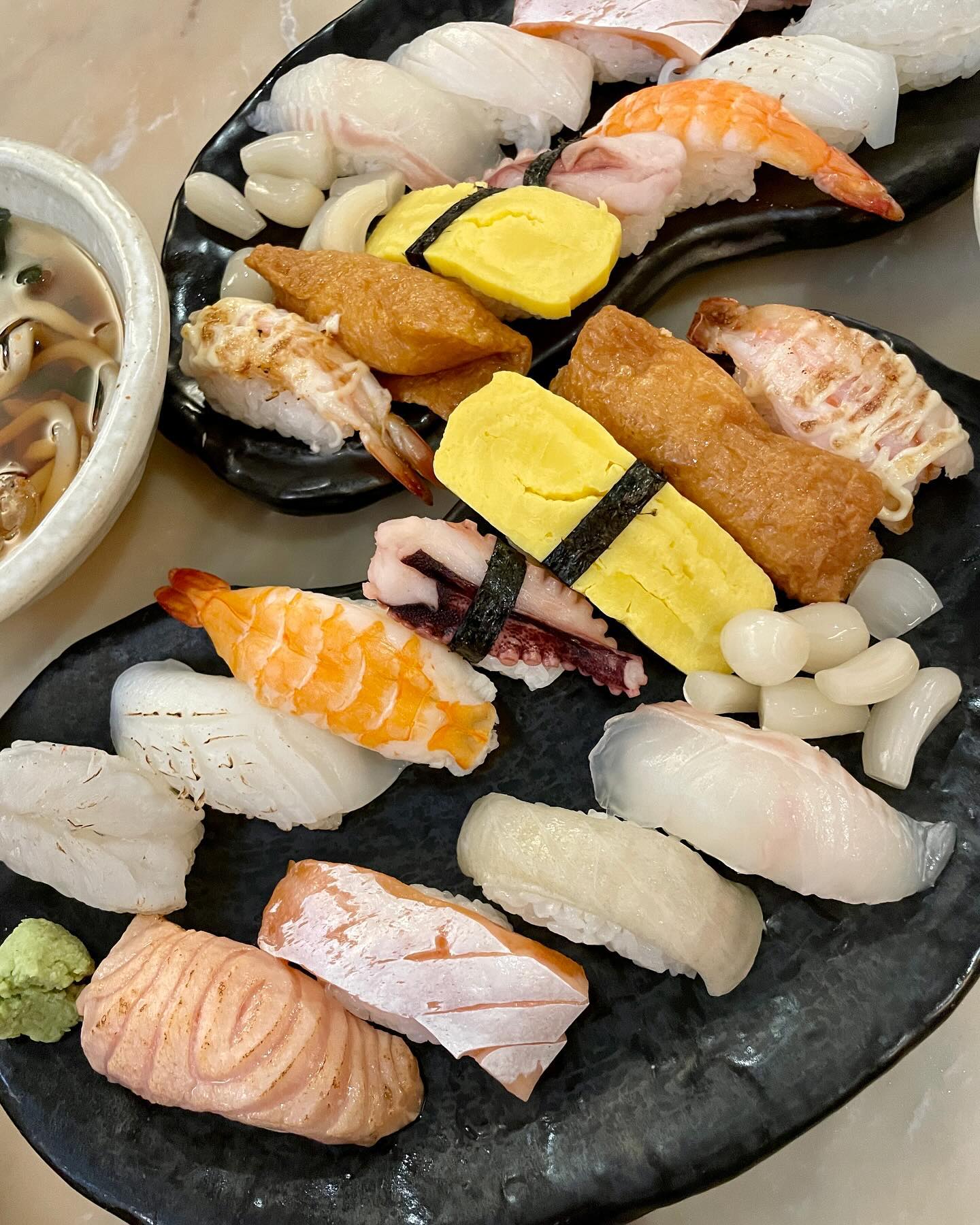 연어 한 마리 잡아먹고 싶다.🐟
반월당역 인근 위치한 초밥 맛집 <도마 29>

웨이팅이 잦지만 빠른 회전율과 
대기 중 주문으로 그리 오래 걸리지 않아요

초밥 안 와사비 없이 따로 있어 
고추냉이를 못 드시는 분들도 부담 없습니다.

📌 주문 메뉴 📌
- 모둠초밥 12p 
₩12,000 

📍Check List📍
- 일행분이 다 오셔야지 입장 가능
- ”대기 중 주문“으로 오랜 기다림 x 
- 초밥안 와사비 x 

⏰ 영업 시간 
매일: 11시-21시
브레이크타임: 15시30분-17시
라스트오더: 15시 (변동가능)

🗺 위치
- 대구 중구 봉산동 35-62

☎ 전화
- 053.216.1129

#도마29 #도마29🍣 #동성로맛집 #동성로데이트 
#동성로핫플 #동성로밥집 #동성로
•
•
•
