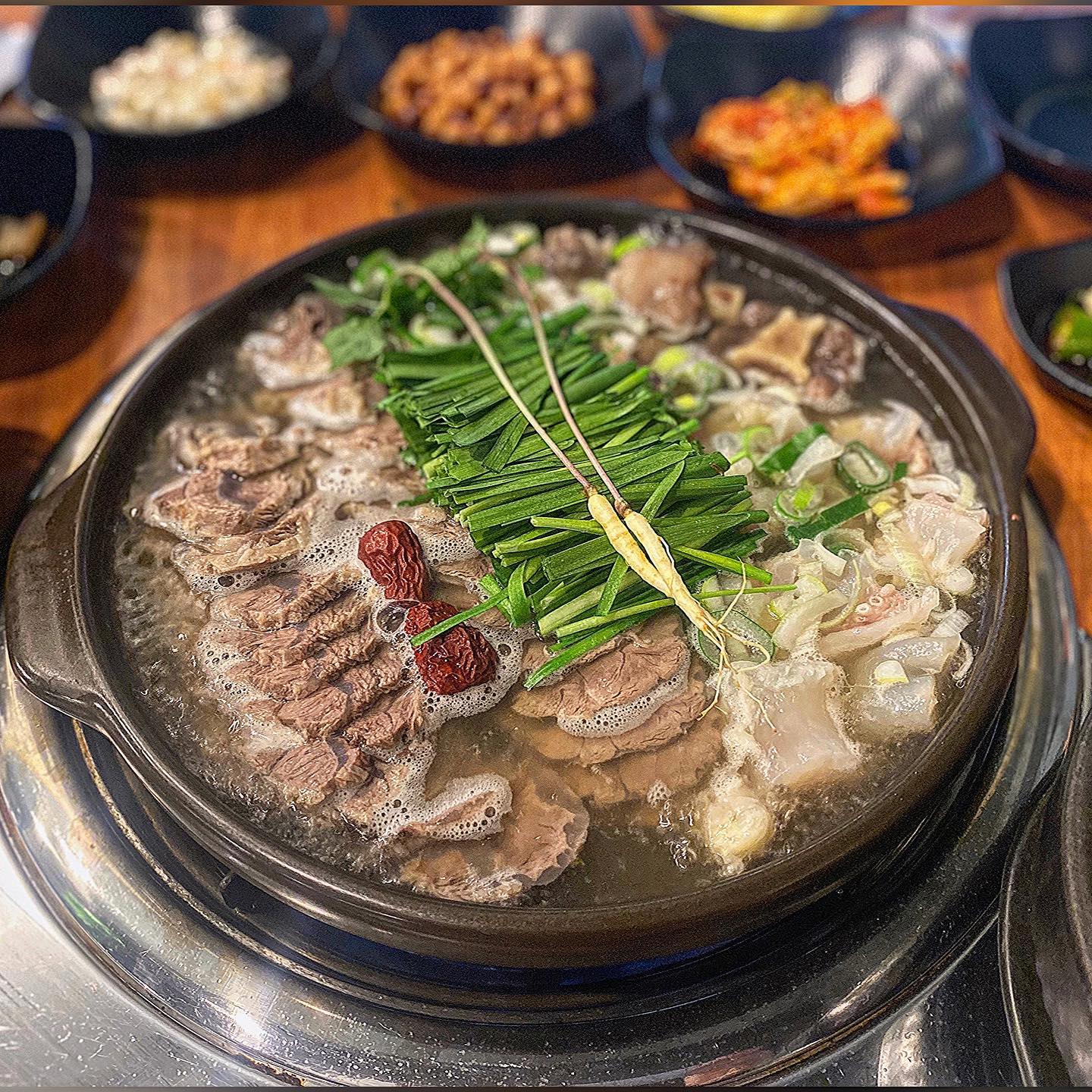🚨만취주의🚨
이곳은 구월동에 위치한 #황해수육 이라는 곳 입니다 🐷
몸보신하러 들렀다가 간만 혹사시키다 나왔네요🤣🤣
황해수육은 소꼬리, 스지, 아롱사태를 전문점으로 하는 보양식가게 랍니다 🐷
당일삶아 당일판매를 원칙으로 하고있다는데 여기서 맛집에 포스가 느껴지지 않나요!!!! 🥹🫶🏻🫶🏻
제가 먹은 오늘의 메뉴는 수육小(소꼬리+스지+아롱사태)를 시켜먹었고 
기본 찬으로는 양파 장아찌, 김치, 마카로니, 불량식품으로 먹었던 추억에 꾀돌이가 나온답니다!! 🤣🤣😋
추가로 해장국이 나오는데 요것 만으로도 술 안주가 쌉가눙... 먹으면서 해장되는 기분.. 🫠
추가 주문시에는 3000원 !! 실화인가요🥹🫶🏻🫶🏻🫶🏻 밖에서 8000천원씩 주고 사먹는 그런 맛 입니다.. 👍👍👍
그리고 메인 메뉴인 수육小짜리가 나왔는데 .. 내가 이구역에 보양식이다 !! 라고 말하는 비쥬얼에 깊고 찐한 시원한 국물 한입 하시면 캬~~ 하는 소리가 절로 나오더라고요 👍👍 
입에 넣으면 언제 넣었나 싶을 정도로씹을 세도 없이 사라져 버리는 고기들… 🤤🤤🤤 
(중간중간 육수가 부족하면 넣어주시니 ! 참고하시길 바랍니다 !!🙂)
잘 삶아진 고기에 익은 부추와 간장 양념을 푹 찍어 먹으면 이곳이 바로 무릉도원🤣🤣🫶🏻🫶🏻🫶🏻
다 먹어갈 때 쯤 고기를 건져 육수에 소면을 삶아 먹으면 새로운 안주가 두두둥장 🐷🫶🏻 (정말 과음 할 수 있으니 주의하세요 !!!🚨)
인친님들도 따듯하고 맛있는 보양식 드시고 환절기에 감기조심하세요!!

🔎 인천 남동구 인하로489번길 28 2층 황해수육

✔️ 0507-1393-7743
✔️월~금: 17:00~23:00
  토요일: 16:00~23:00
(라스트 오더 22:00,일요일 정기휴무)

⭐️재료소진시 조기마감 될 수 있으니 9:30분 이전에 방문하시길 추천드립니다 !!!⭐️

<대표메뉴>
수육(소) - 38,000₩
수육(대) - 50,000₩
모둠수육 - 68,000₩

#구월동맛집 #구월동보양식 #보양식맛집 #인천보양식 #남동구맛집추천 #내돈내산맛집 #보양식전문점 #구월동황해수육 #인천맛집 #인천맛집추천 #맛집추천 #맛집공유 #먹스타그램🍴 #먹스타그램꿈나무 #먹소통환영 #찐소통해요❤️ #먹스타팔로우 #선팔하면맞팔 #소통해요 #소통스타그램 #인천데이트코스 #부모님모시고가기좋은곳 #어른맛집 #술스타그램 #술이술술 #댓글환영 #댓글반사 #먹토리_구월동 #팔로우늘리기̆̈