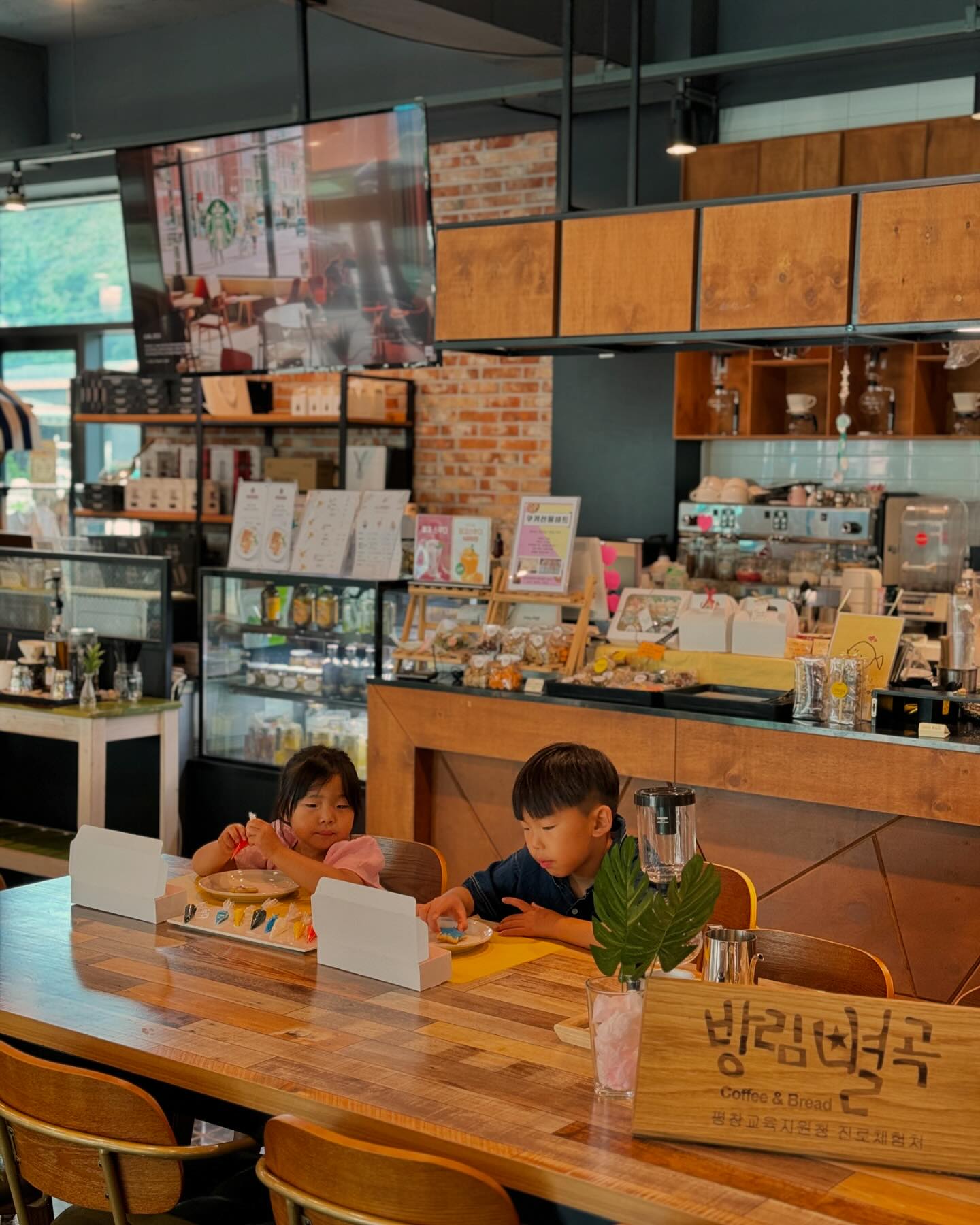#제작지원

〰️
서울에서 평창을 가는 길에 만날 수 있는 카페
지역주민들이 만든 잡화접이 같이 운영되고 있어요
수제작으로 제작된 석고방향제부터, 손수건 옷 등 구경하는 재미가 쏠쏠해요

특산물을 이용한 베이커리나, 음료
밤이올라가는 꿀밤라떼 ,늦게까지 볼수 있는 벚꽃을 품은 벚꽃라떼 등
다양한 메뉴를 만날 수 있으니 메뉴 골라먹는 재미 💕

단체부터, 개인까지
쿠키체험, 사이폰커피 체험, 제빵체험 등 예약을 통해 가능해요

저희는 아이싱쿠키 체험을 했어요 💛
카페 앞으로는 공터도 있어서 아이들과 함께 방문하기 추천해요 ✔️

📍#방림별곡
강원 평창군 방림면 서동로 1339 방림드림센터 1층

10:00-18:00 (주말휴무)
주차가능
쿠키 및 커피체험 전화예약

🩶 아이와 여행 꿀팁 hyeju._.m 팔로우 하기
-
#관광두레 #평창관광두레
🏷️ 관광두레 평창관광두레의 지원을 받아 작성하였습니다
-