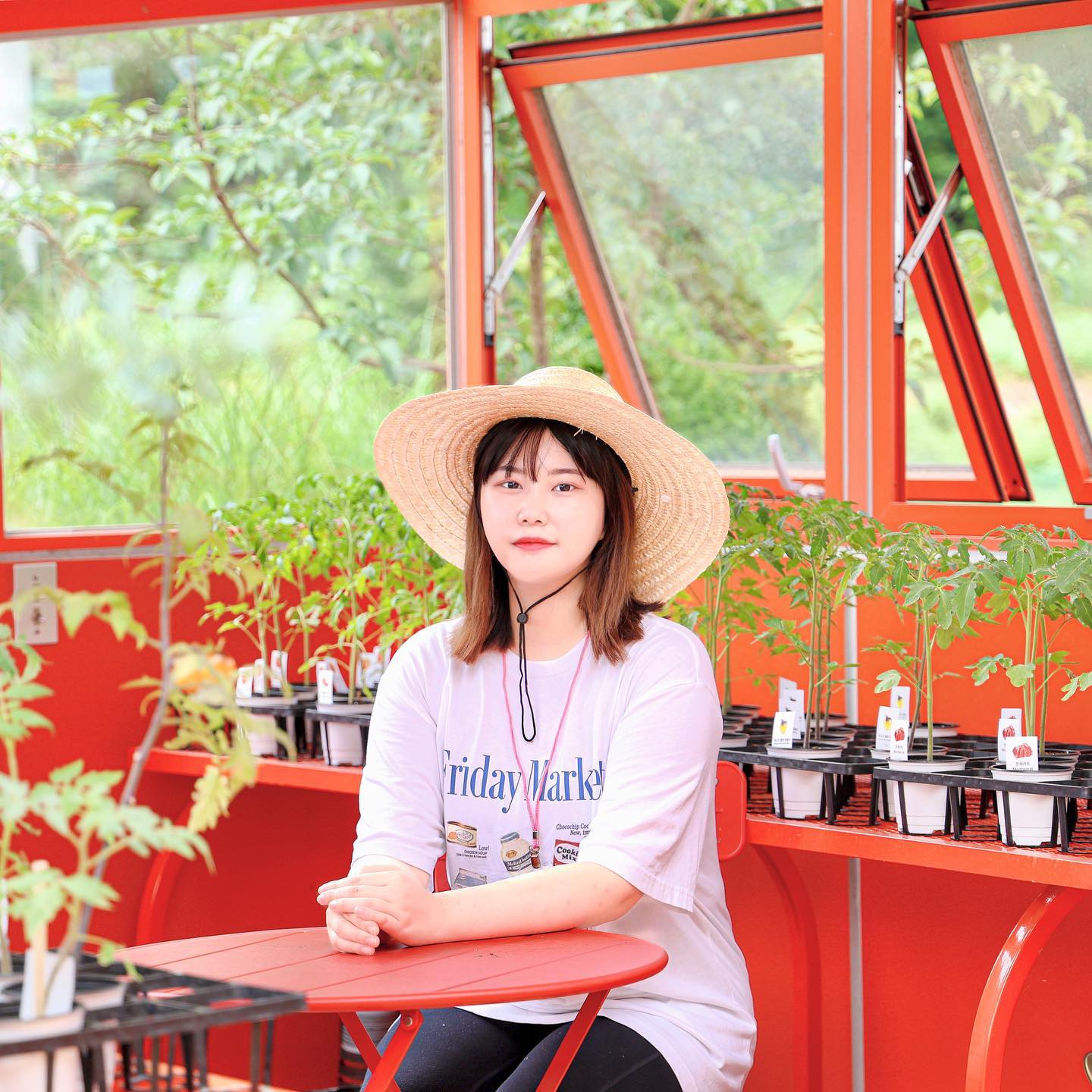 여행 크리에이터로 참가한 #영월팸투어

그 중 가장 생각이 많아졌던 곳은 🍅그래도팜입니다.

대표님께서는 아버지가 판매하시던 유기농 토마토를 어떻게 브랜드딩해서 더 가치를 부여할 수 있을까 고민하면서 만들어졌다고 합니다. 그래서 공간 내에 굿즈들이나 스토리가 담겨있고, 토마토의 의미를 더욱 깊게 생각하게 만들어서 신기했던 공간이었습니다.

여기서 처음으로 #파머컬쳐 에 대해서도 알게되었고, 아직까지 제가 파머컬쳐라는 단어를 기억하게 만드는 것 만으로도 대단한 능력이라고 생각합니다.

그리고 영월은 귀농하는 사람들이나 청년들을 위한 정책을 많이 하고 있다는 점도 알게된 하루였습니다.

따뜻하고 또 다정한 동네라는걸 깨닫고 갑니다

#영월여행 #영월팸투어 #그래도팜 #영월가볼만한곳