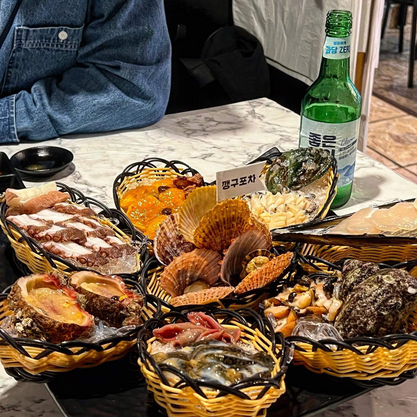 🍴#협찬 #머기창원
#창원맛집 #창원술집 #도계동맛집 #도계동술집
#깽구포차 #도계동해물 #도계동해물맛집

해물모듬 하나만 보고 다녀온 맛집 !
돌멍게에 소주 한 잔 따라마시는 재미는 덤
직접 잡아오신 해물이라 더 싱싱하더라고요

싱싱한 해물 뿐 아니라 라면도 존맛탱
직접 잡으셔서인지 해물라면에 해물도 가득
파전에 오징어도 가득 넣어줘서 좋았어요
안주가 맛있으니 술이 술술 드가는 곳 !!!

#맛있다그램 #먹스타그램 #꿀맛 #존맛 #존맛탱 #핵존맛