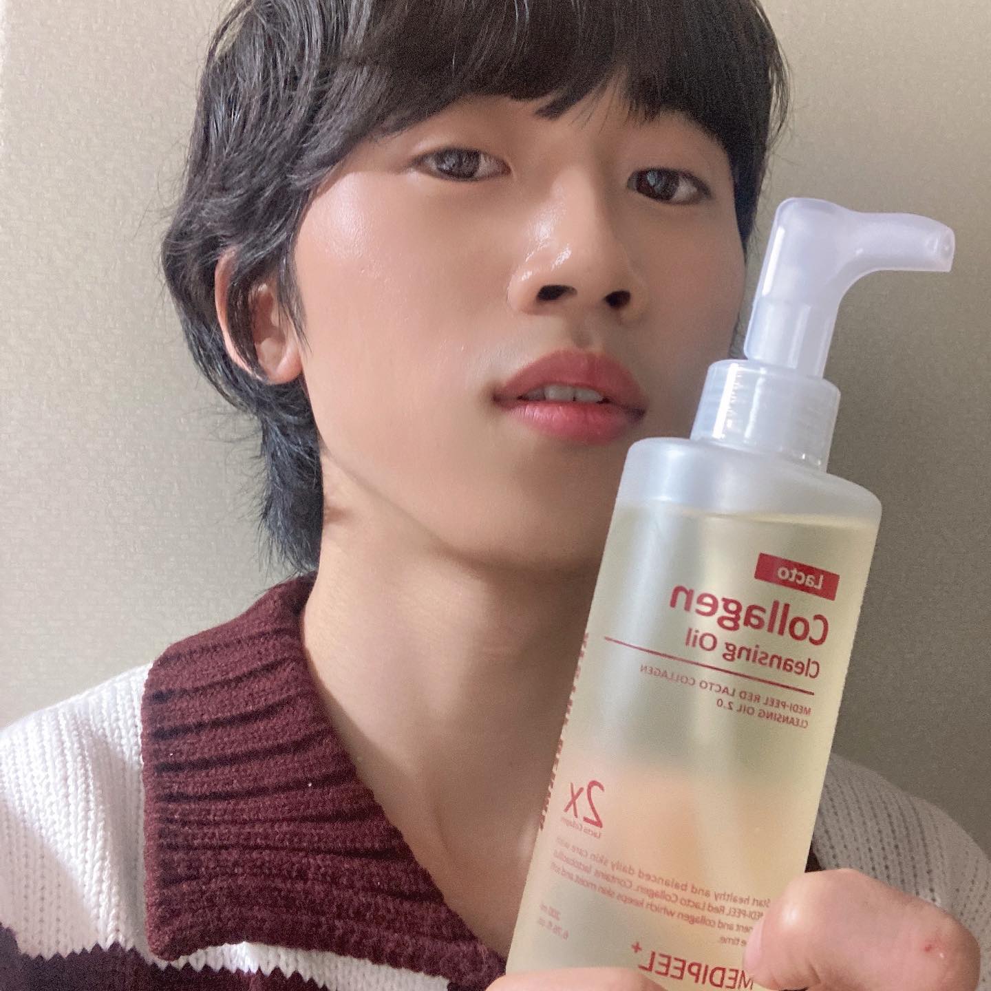 #협찬 medipeel.official 
인님들 목요팅!! 잘 하셨나용~~🤗
다시 날씨가 쌀쌀해졌어용,,🥶 모두 감기 조심 하세용~🔥

이젠 뷰티 상식이 많이 알려 지면서 대부분 2중세안 많이들 하시는데요~
저도 본인 피부에 맞는 제품으로 2중세안은 필수 라고 생각 합니다~😊

저는 평소에도 폼클렌징 하기전 클렌징 오일을 주로 사용하여 1차적으로 메이크업을 유화 시키고 특히나 코를 비롯한 모공에 피지를 자연스레 녹여 블렉O드 관리를 하곤 하는데요~

저 같은 클렌징 오일 러버에게 딱 맞는 제품을 소개해 볼까해요~~
바로 메디필 레드 락토 콜라겐 클렌징오일 2.0 입니다!!
모공 전용 클렌징 오일로서 피부 메이크업과 모공속 노페물까지  자극없이 부드럽게 녹여주니 정말 좋더라구요~

식물유래 오일80% 성분으로 안심 촉촉 클렌징으로 good~👍
메이크업 위에 가볍게 문질러도 빠르게 녹여 졌으며 물과 닿는 순간 즉시 유화되어 노페물을 사르르 녹여주니 이보다 더 좋을 순 없겠죵 ㅎㅎ

피부자극테스트도 완료된 제품인지라 자극없이 클렌징하며 모공 관리까지 하니 저는 이래서 클렌징 오일을 못쓰고 세안하면 뭔가 찝찝 하더라구용 ㅜㅜ
오일 중독!! ㅋ 
(피부자체가 오일에 거부감 있으신분들도 있던데 안타깝 ㅜ)

우리 모두 다같이 꿀피부 되자구용~~!🙆‍♀️

#메디필 #메디필레드락토콜라겐클렌징오일 #블랙헤드딥클렌징오일 #모공딥클렌징오일 #메디필클렌징오일 #메디필클렌징오일 #모공전용딥클렌징오일 #올리브영추천템 #딥클렌징오일 #올리브영클렌징오일 #올리브영클렌징오일추천 #모공케어 #모공클렌징오일 #kbeauty #kskincare #홈케어 #소통 #좋반 #선팔하면맞팔
