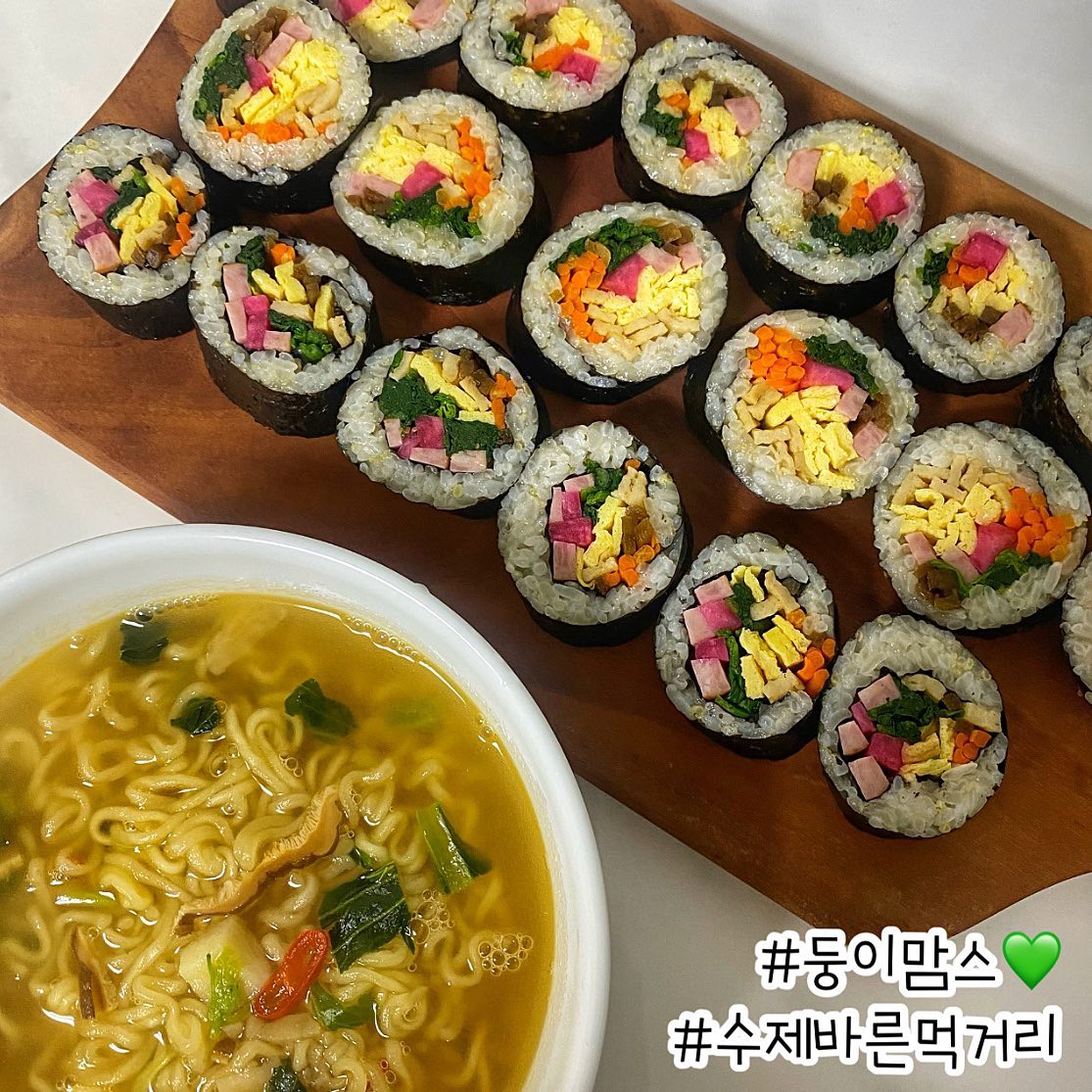 #둥이맘스 #수제바른먹거리 #얌얌추천
#김밥재료밀키트 #감자샐러드 #호박즙
안녕하세요:) 엄마의 마음으로 만든 정직한 먹거리 
둥이맘스를 소개해드릴려고 합니다😆
바쁜 직장인들, 워킹맘들에게 너무 유용할거같더라구요~!
김밥재료들 모두 국내산으로 💚💚
퀄리티 좋은 것으로 엄선하여 만들어서
가족들식사로도 아이들 간식으로도 너무 든든해요😄
하나하나 개별로 담겨져있어서 위생적이고
김밥이 은근 손이 많이 가는 음식인데 단무지까지 
비트단무지로 건강하고 간편하게 만들 수 있어서 
편리하고 맛까지 맛있으니 너무 좋더라구요~!😋😋
저는 다 싸보니 8줄 나오더라구요! 푸짐하게 먹을 수 있음😉

감자샐러드도 감자와 계란, 양배추 적채 당근 브로콜리 등
아주 잘게 썰어져 있어 야채에 거부감 있는 아이들도
너무 잘먹게 만들더라구요~!!😋😋
직접 만들면 이렇게 다양한 재료를 못 넣을거 같은🥲🥲
자극적이지 않고 보슬보슬한 감자가 듬뿍 들어있어
한두개만 먹어도 배가 부르더라구요😆😆
무방부제, 무첨가제 제품이라 유통기한은 길지 않지만 
그전에 다 없어져버리는🤭ㅋㅋㅋㅋ

그리고 호박즙도 판매하고 있는데 이건 진짜 요물….
즙이 아니고 호박죽인데요?!!😳😳
왜 몇백박스씩 주문양이 들어오는지 알거 같더라구요~!!
이건 진짜 쟁겨야하는 요물….호박을 좋아해서
호박즙을 자주 사먹었는데 정착할 호박즙을 찾았잖아요!!! 
진짜 즙이아니고 죽이에오…❤️ 꼭 먹어주세요~!!😋😋😋
우리 농산물을 이용해서 수제로 만드는 곳이라 
안심하고 먹을 수 있고 특히나 맛까지 보장되고 
건강하게 먹을 수 있는 곳이라 너무 좋아요🤍🤍

구매처: dungi_mams