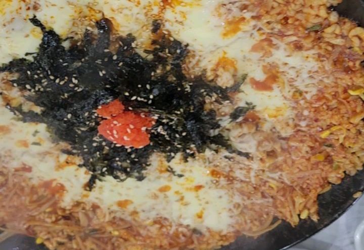 🔊Sound on
 
볶음밥 지글거리는 소리 끝내줍니다.

해물도 맛있고 볶음밥 지려주는 해물찜 전문점 #경원해물찜

여긴 체인점이 많던데 제가 간곳은 명지국제신도시점입니다.
해물 중자인데 해물 양도 많고 무엇보다 맛있습니다. 철판위에 마무리로 볶음밥까지 볶아먹으면 게임오버😋

 단 하나 치명적인 단점은..... 비쌉니다 💸
해물찜 자체도 비싸고 특히 볶음밥 개당3천원 😢 저거 한판 밥 세개에 치즈까지 추가해서 후식 밥만 11,000원..... 지려따이 
그래서 매일 먹고싶지만 기모아서 가끔씩만 가는 곳이에요. 넘 슬포

✅️경원해물찜 명지국제신도시점 
 📍부산 강서구 명지국제12로29번길 9
ℹ️11:30~22:00 (화요일 휴무)
📞 051-999-9450
🅿️주차X 가게앞 한두대정도
🍚해물찜 4.2/5.4/6.6만

#코먹스타그램 #해물찜 #볶음밥 #치즈볶음밥 #철판볶음밥 #곤이많이