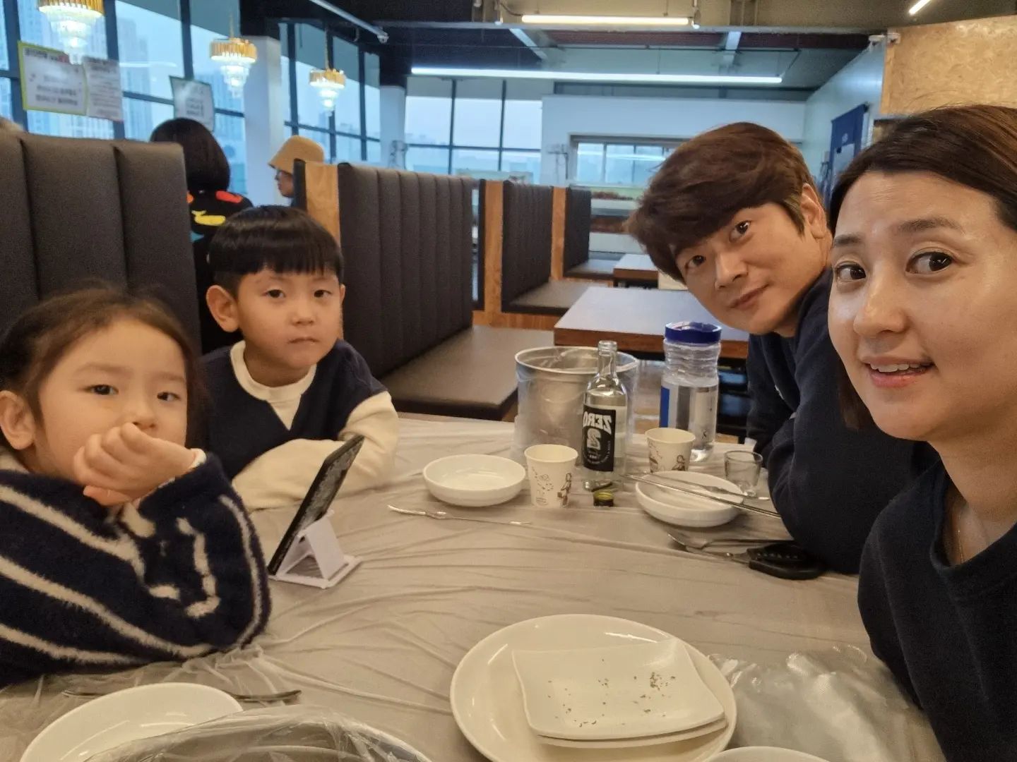 결기🩷
12월 울집 행사가 막바지에 접어 들어가는구나🤣
오늘도 잘묵고 잘보냇다🥰
.
.
.
.
#우리가족사랑해
#결기8주년
#가족행사주간