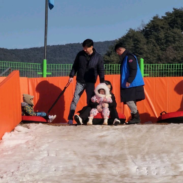 혼자 눈썰매타기 쌉가능
마지막은 언니랑 같이타깅 
포항 돌아가는길에
청송얼음폭포도 보고 피곤했지만 재미있었음 되었다🥰