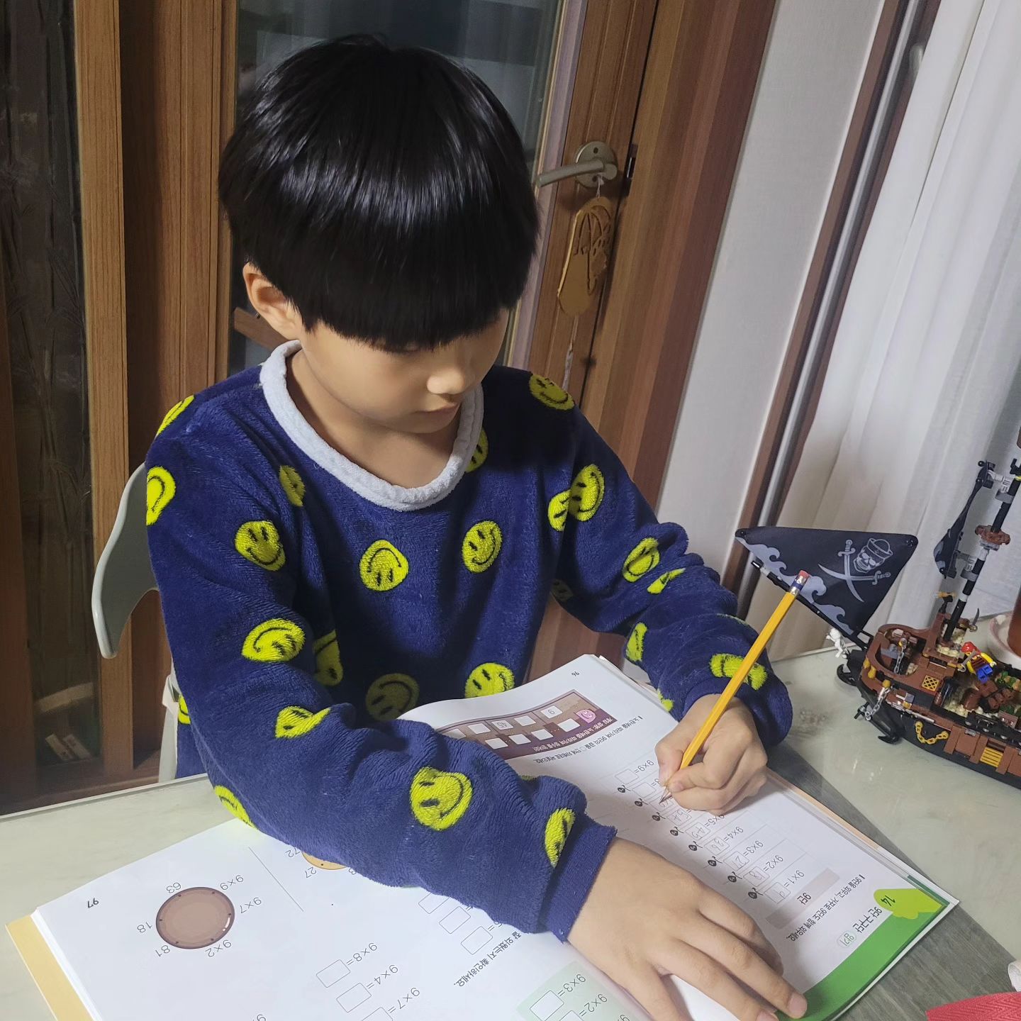 #협찬
한 학년 올라가기 전에 구구단 마스터하기!!!!
한 권으로 구구단 집중 학습이 가능하고구구단 원리 학습으로 곱셈 기초까지 학습할 수 있어요
암기에 최적화된 방법으로 쉬운 2단과 5단부터 학습을 하고
큐알코드  찍으면 구구단송도 나오고 엄마표 학습하기에 딱좋아요
각 단을 원리, 암기, 연습의 3단계로 학습하고, 2개 단씩 묶어서 복습할 수 있는 구성이 마음에 쏙 드네요

 #초등수학 #초등수학문제집 #초등수학문제집추천 #수학놀이 #구구단 #초능력 #초능력수학연산 #동아출판 #엄마표수학 #예비초등 #예비초등준비 #초1 #구구단 #구구단연습 #구구단외우기 #구구단송