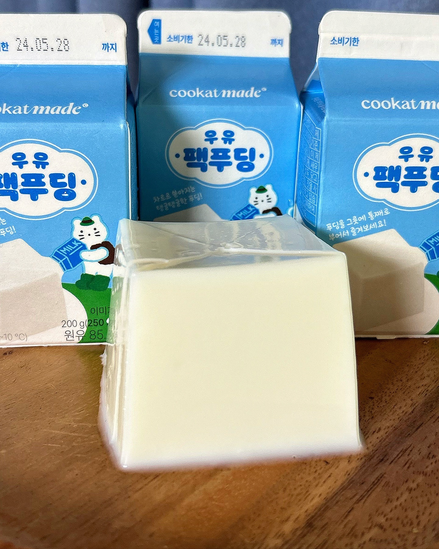 #협찬 우유인척 하는 찌인한 우유푸딩🥛🥛🥛

국내 최초우유팩 타입으로 나온 #우유팩푸딩 🍮
한입 맛보면 찐한 우유맛에 왜 우유팩에 담겨있는지 
바로 이해가는 맛이에요!! 시럽이나 연유 뿌려먹으면
맛있다고 하는데 전 콩가루 팍팍 뿌려 먹긩
국내산 원유를 사용해 진한 맛에 탱글함 그리고 
콩가루 고소함 더해지니 카페 저리가라 우리집이 카페 
아닙니까 ? ? ? 우유 얼려서 우유얼음 그리고 연유, 
요 푸딩 올리면 우유푸딩빙수 가능 !.! 내일은 요래 
먹어보려구요 푸딩, 우유 좋아하는 사람들 쿠캣 온라인몰
이나 GS25 편의점으로 달려가세욧🏃‍♀️🏃

 #쿠캣 #편의점신상 #GS25신상 #신상리뷰 #우유팩푸딩 #우유푸딩 #푸딩빙수 #먹스타